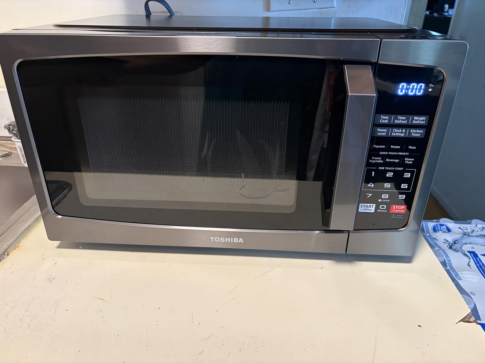TOSHIBA ML-EM09PA(BS) Small Microwave Oven with 6 Auto Menus, Mute Function, LED Lighting Countertop Microwave Perfect for Kitchen, 0.9 Cu Ft, 10.6 Inch Removable Turntable, 900W Black Stainless Steel customer photo 2