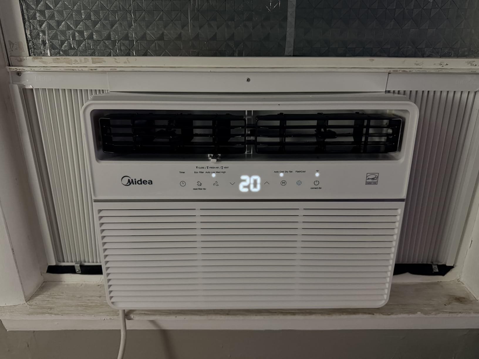 Midea 12,000 BTU Smart Inverter Window Air Conditioner with APP, Alexa Control, 115V AC Unit Cools up to 550 Sq. Ft, Quiet Operation, Energy Saving, Remote & Easy Installation Kit, White customer photo 2