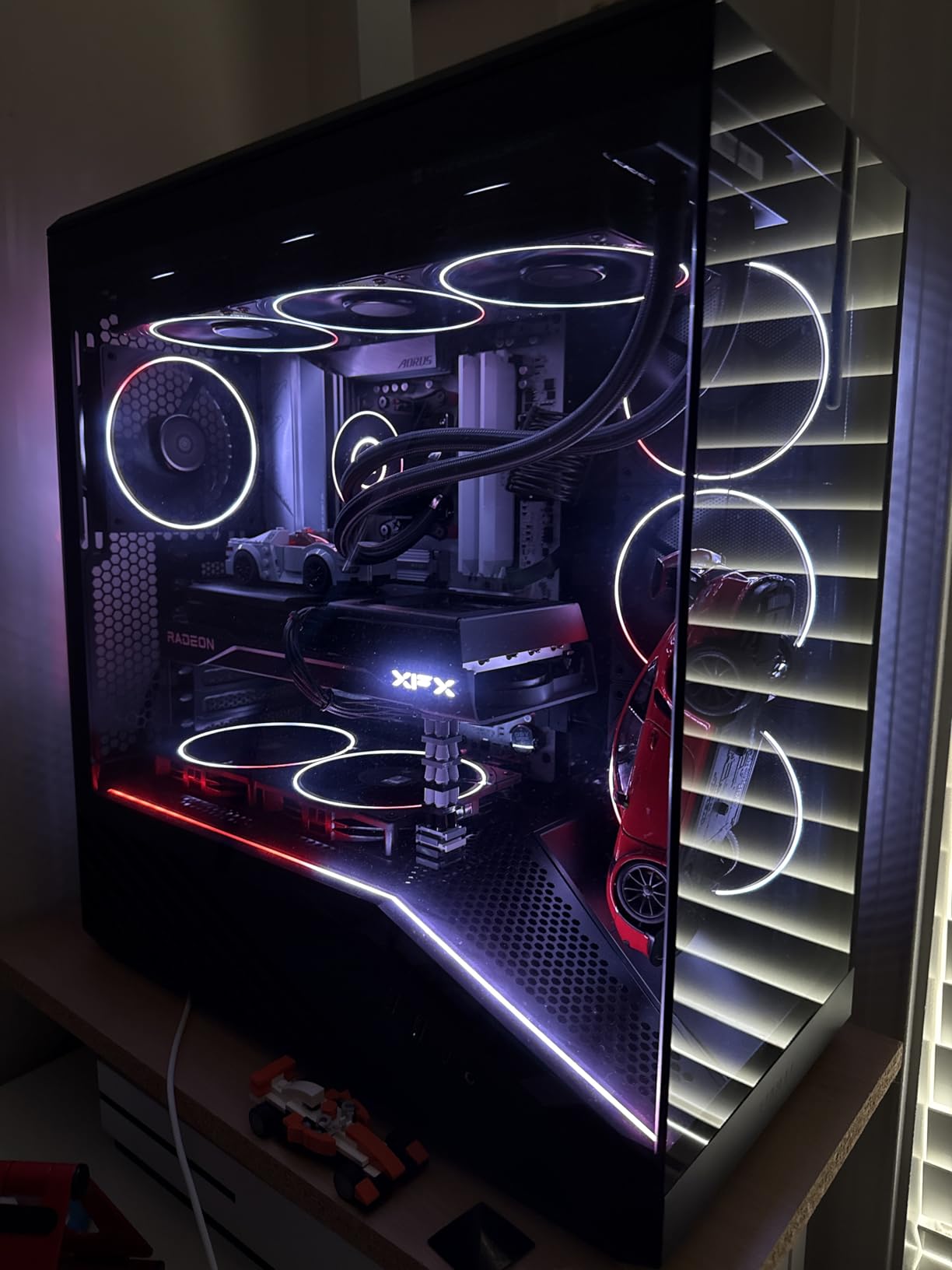Lian Li V100 ATX Mid-Tower PC Case, LED RGB Strip, Display Platform Design with Tempered Glass, Support 420mm GPUs, 360mm Radiator, Side I/O & Optimized Airflow, Dust Filter - Black (V100X) customer photo 1