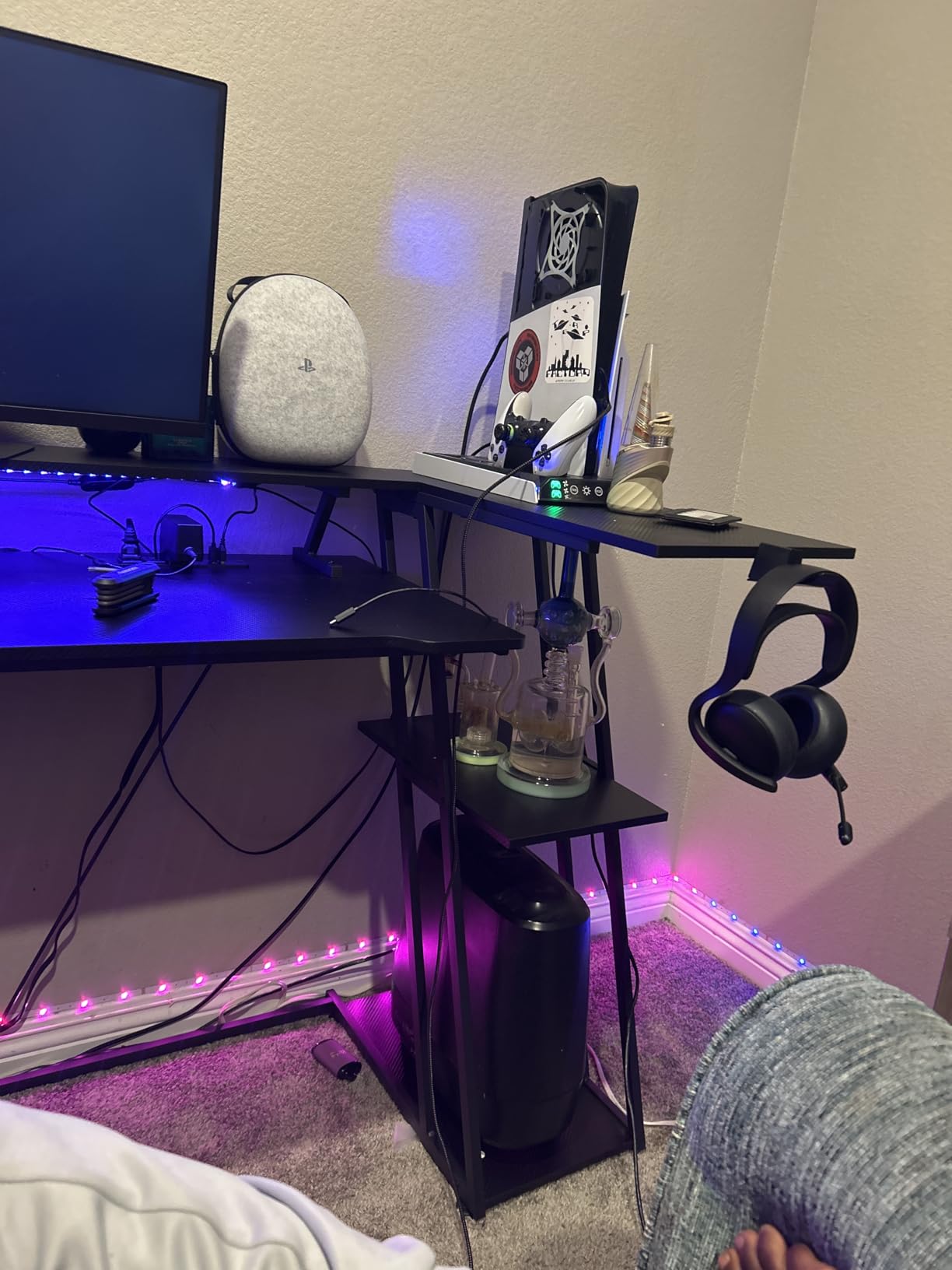 Korfile 40 Inch Gaming Desk with Power Outlet & LED Lights, L Shaped Computer Gaming Table with 3 Tiers Storage Shelves, Corner Gamer Desk with Monitor Stand for Small Space, Carbon Fiber Black customer photo 1