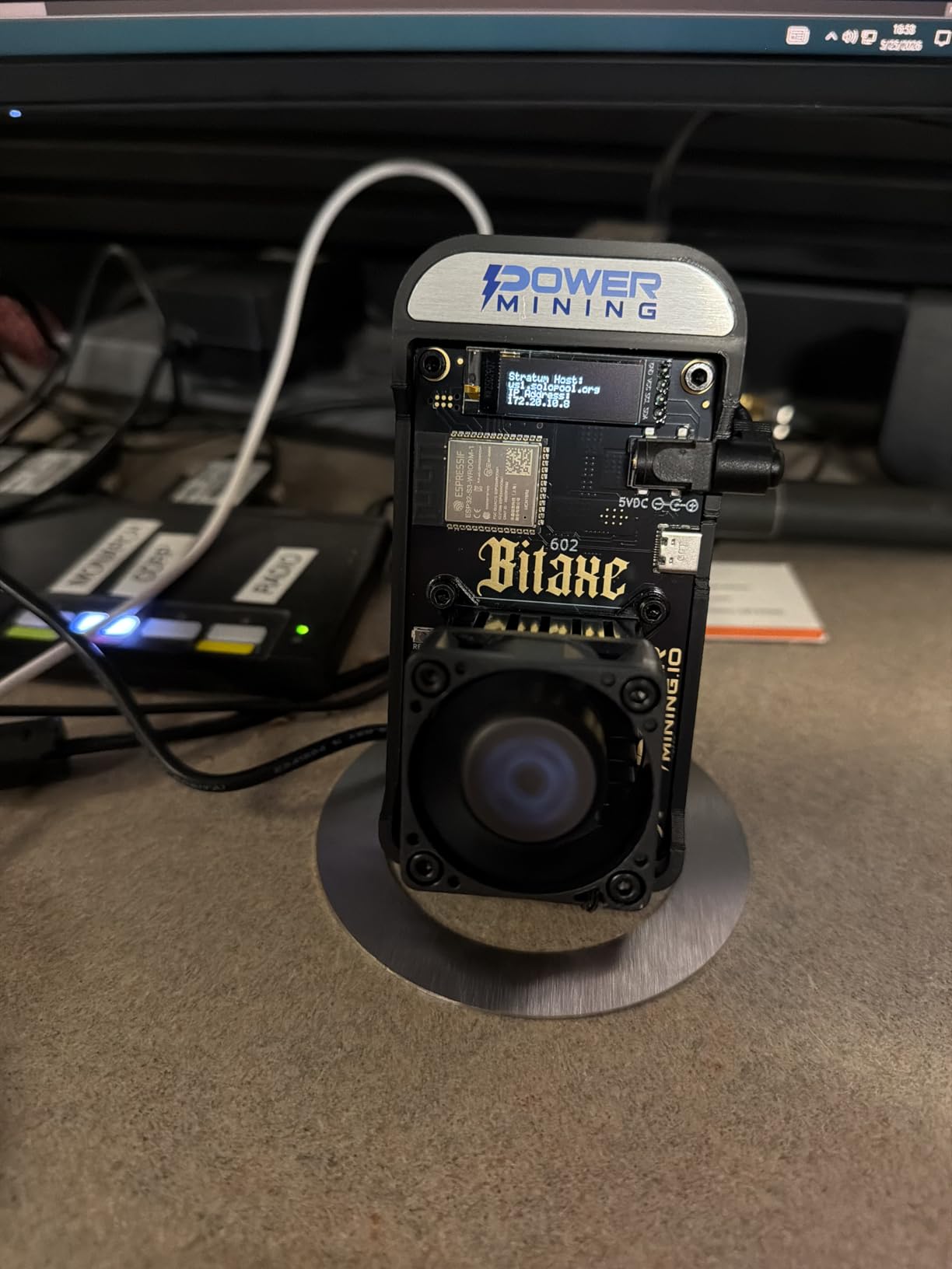 Bitaxe Gamma 602 ASIC Bitcoin Miner | 1.1 TH/s @ 18W | BM1370 Chip (Antminer S21 Pro) | Wi-Fi | USB-C | AxeOS | Open Source | Made in Europe | Incl. Power Supply & Stand customer photo 1