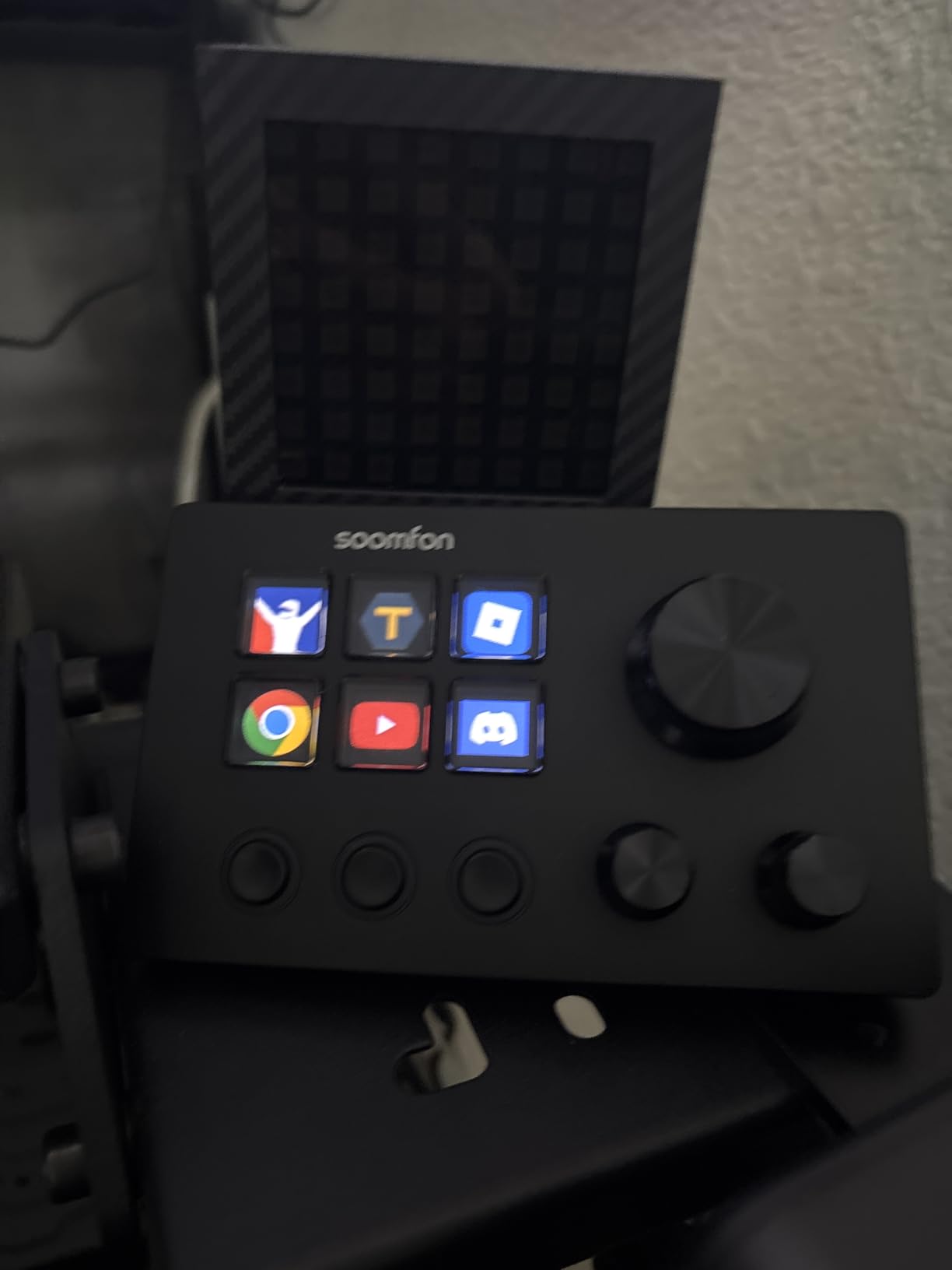 SOOMFON Stream Controller SE Stream Control Deck with 6 Customizable LCD Macro Keys to Trigger Actions in OBS Twitch YouTube for Content Creators Streaming Gaming Compatible with PC & Mac customer photo 1