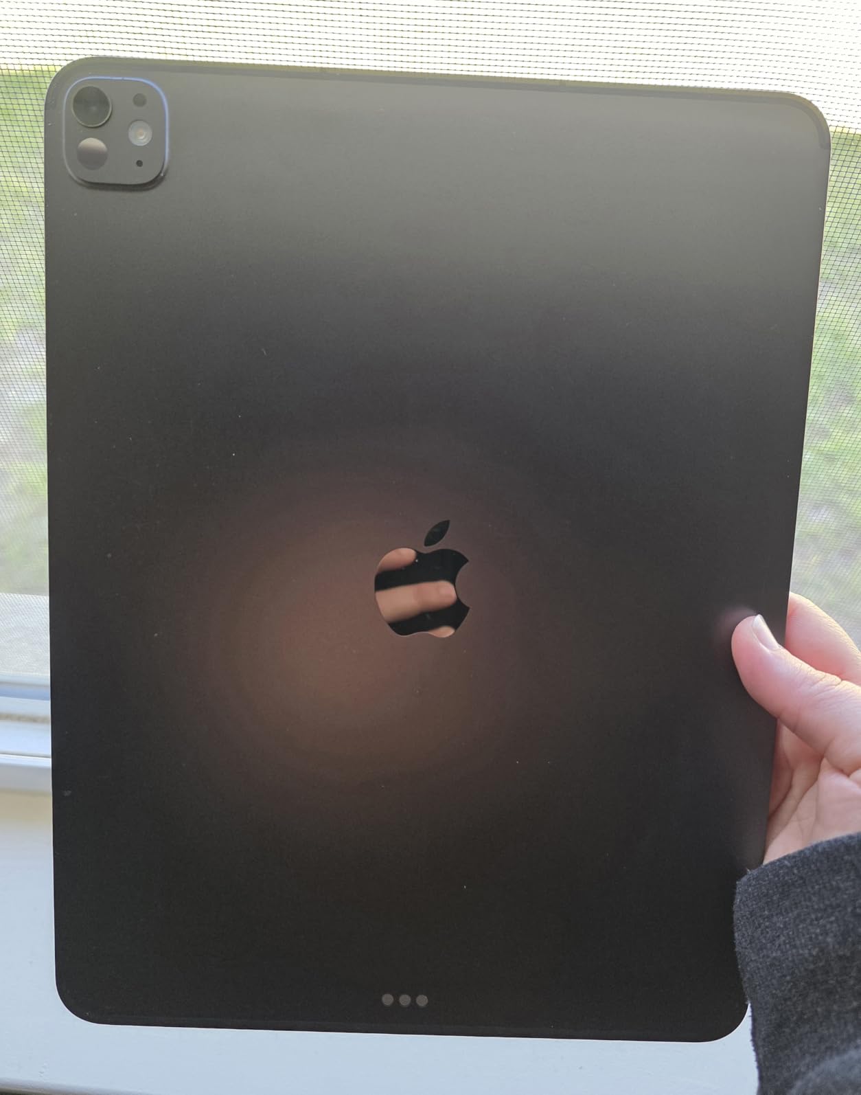 iPad Pro 13-inch (M5): Ultra Retina XDR Display, 512GB, 12MP Front/Back Camera, LiDAR Scanner, Wi-Fi 7 with Apple N1 + 5G Cellular with C1X chip, Face ID, All-Day Battery Life - Space Black customer photo 1
