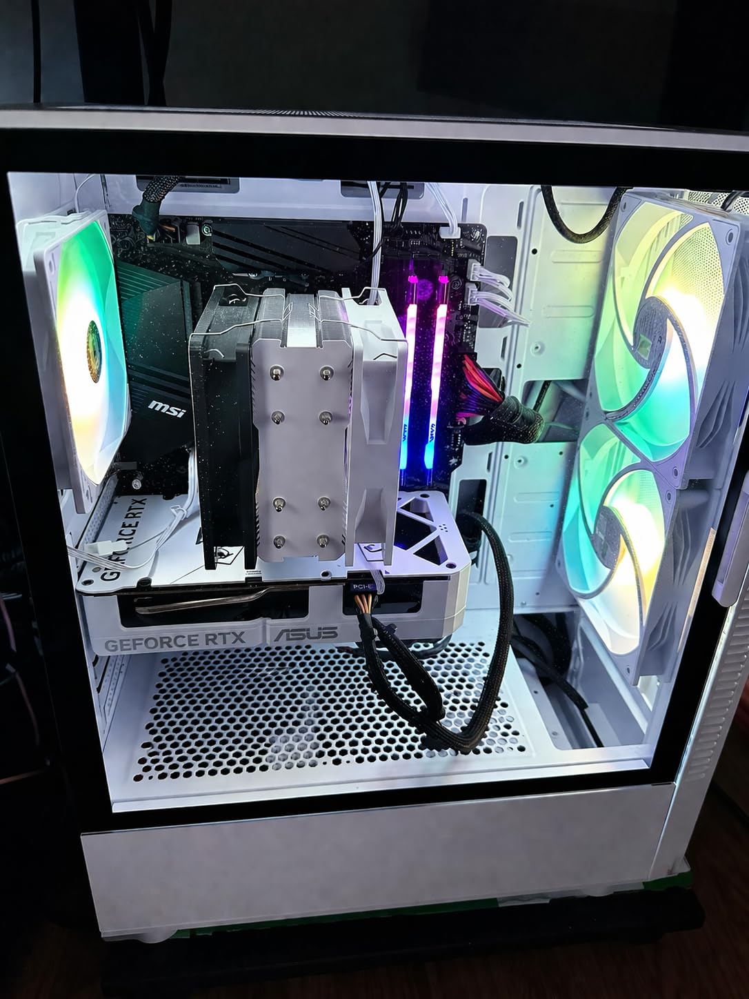 ASUS Dual NVIDIA GeForce RTX™ 5060 Ti 16GB GDDR7 White OC Edition (PCIe 5.0, 16GB GDDR7, DLSS 4, HDMI 2.1b, DisplayPort 2.1b, 2.5-Slot Design, Axial-tech Fan Design, 0dB Technology), 3 Year Warranty customer photo 1