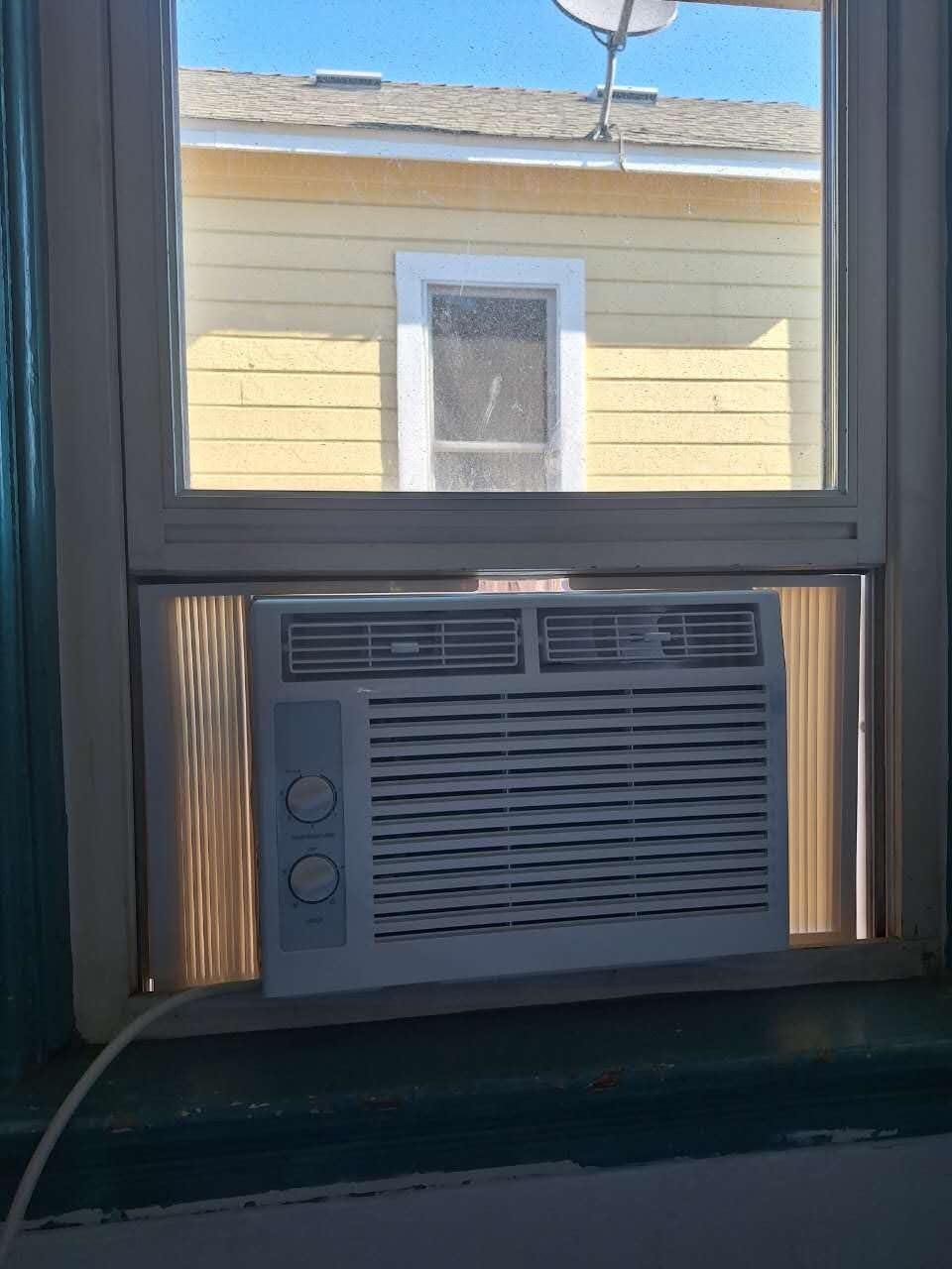 ZAFRO 8,000 BTU Window Air Conditioner Cools Up to 350 Sq.Ft.,Window AC Units with 7 Modes&4 Speeds,Quiet Operation,Energy Saving with Remote,Easy Installation for Bedroom,Small Rooms,White[2026New] customer photo 1