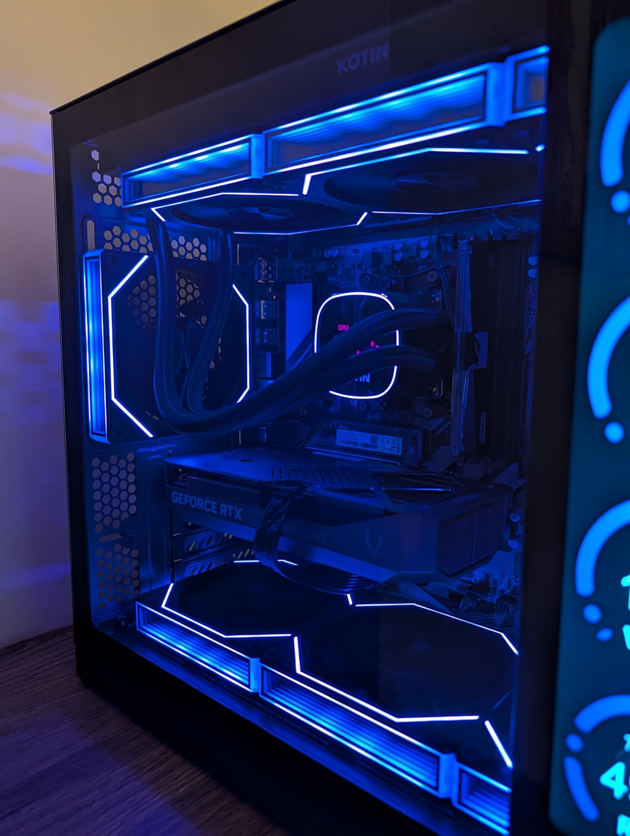 KOTIN G60B Prebuilt Gaming PC, GeForce RTX 5070 12GB GDDR7, AMD Ryzen 7 9700X, 32GB DDR5 6000MHz, 1TB PCIe 4.0 SSD, 360mm Liquid Cooler, 11.3 Inch Smart Display, WiFi 7, ARGB Tower for 4K Gaming customer photo 2