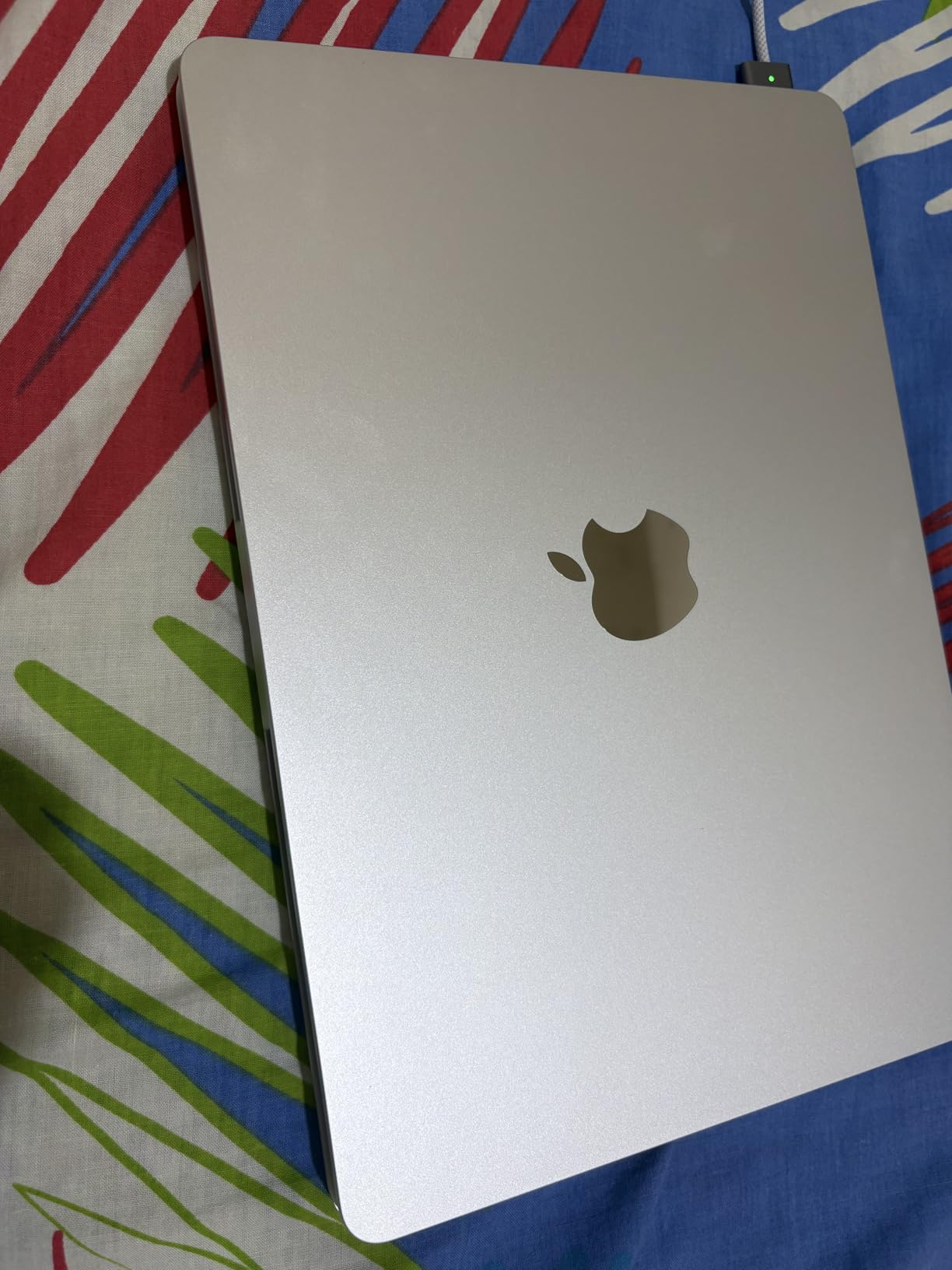 Apple 2026 MacBook Air 13-inch Laptop with M5 chip: Built for AI, 13.6-inch Liquid Retina Display, 16GB Unified Memory, 512GB SSD, 12MP Center Stage Camera, Touch ID, Wi-Fi 7; Starlight customer photo 2