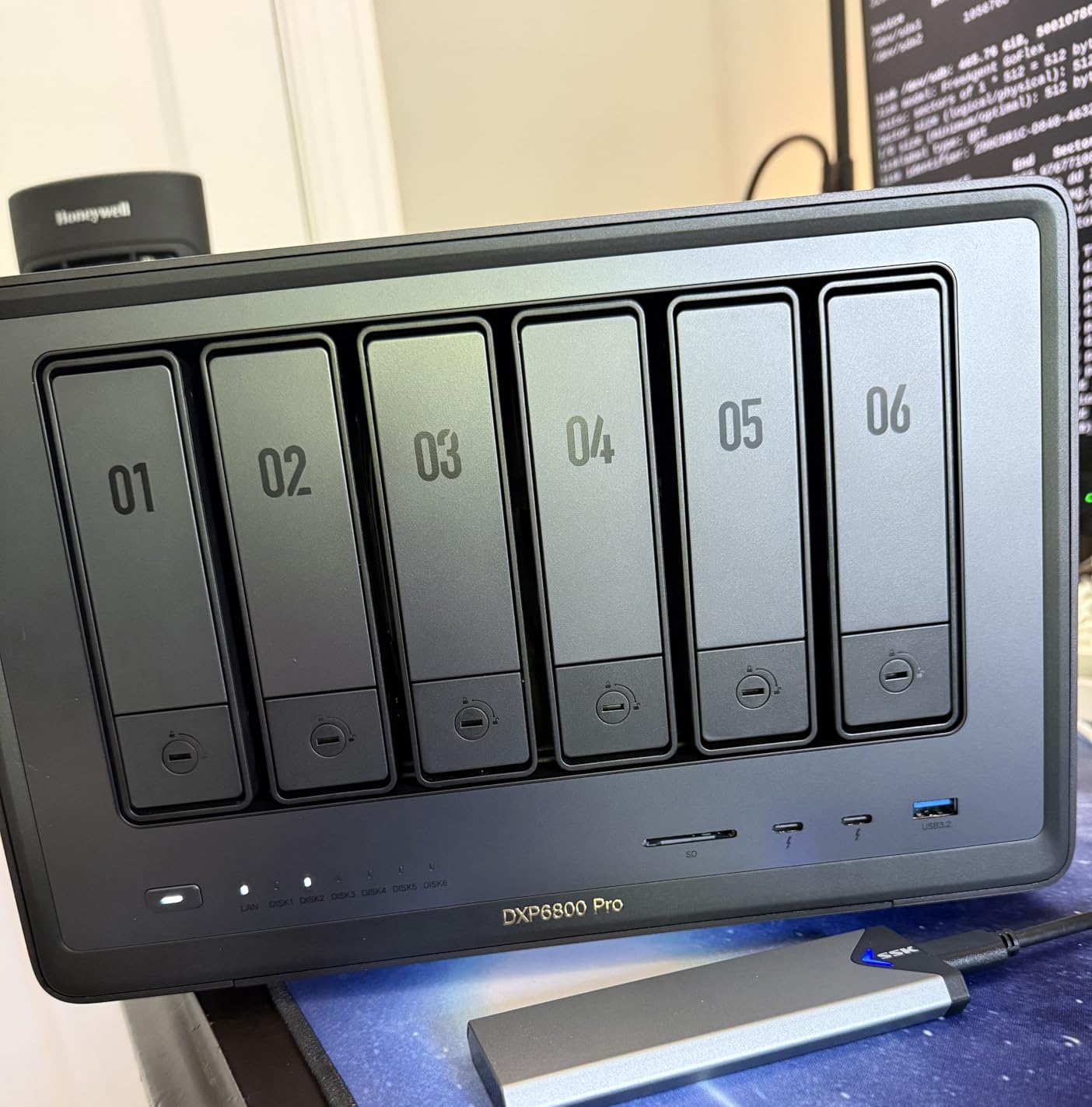 UGREEN NAS DXP4800 GT 4-Bay Desktop Network Attached Storage, AMD R2514 CPU, 8GB DDR4 RAM, 2X 10GbE, 2X M.2 NVMe Slots, 4K HDMI (Diskless) customer photo 2