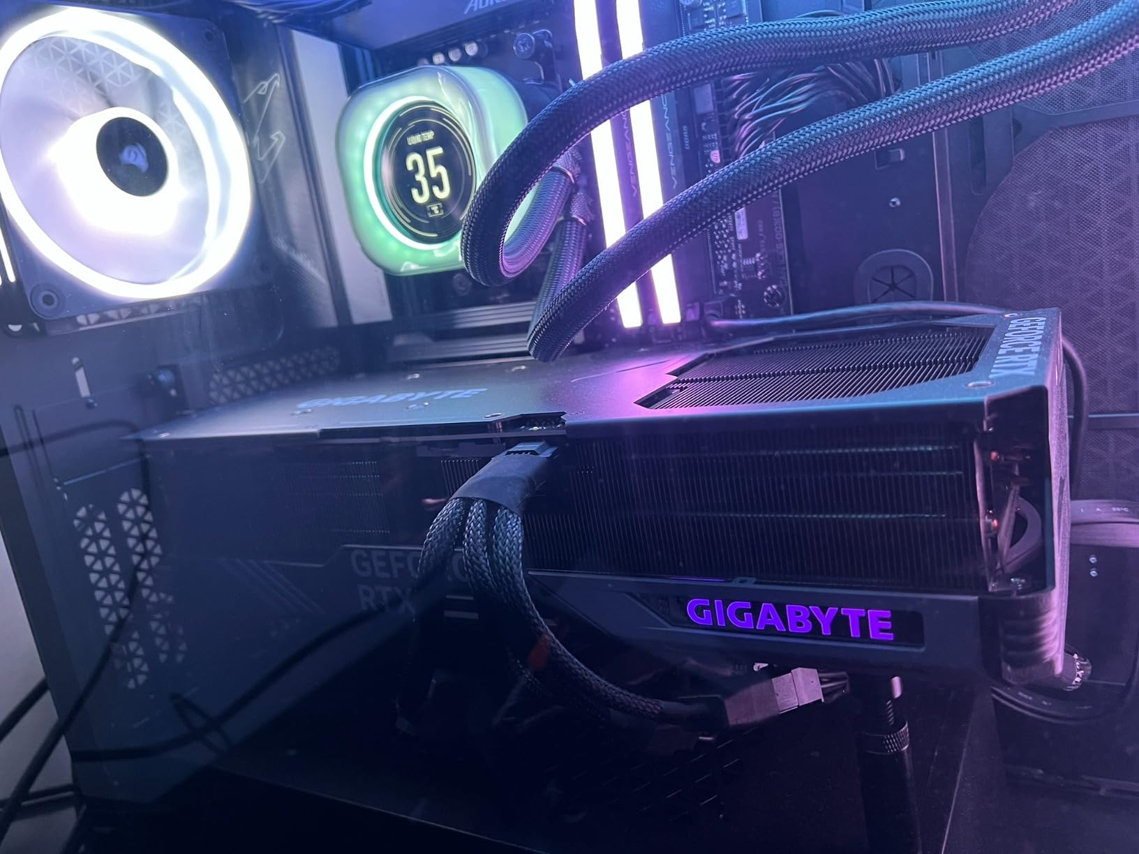 GIGABYTE GeForce RTX 4090 Gaming OC 24GB Graphics Card - 24GB GDDR6X, PCI-E 4.0, Core 2535Mhz, RGB Fusion, Anti-sag Bracket, Metal Back Plate, DP 1.4, HDMI 2.1a, NVIDIA DLSS 3 customer photo 2