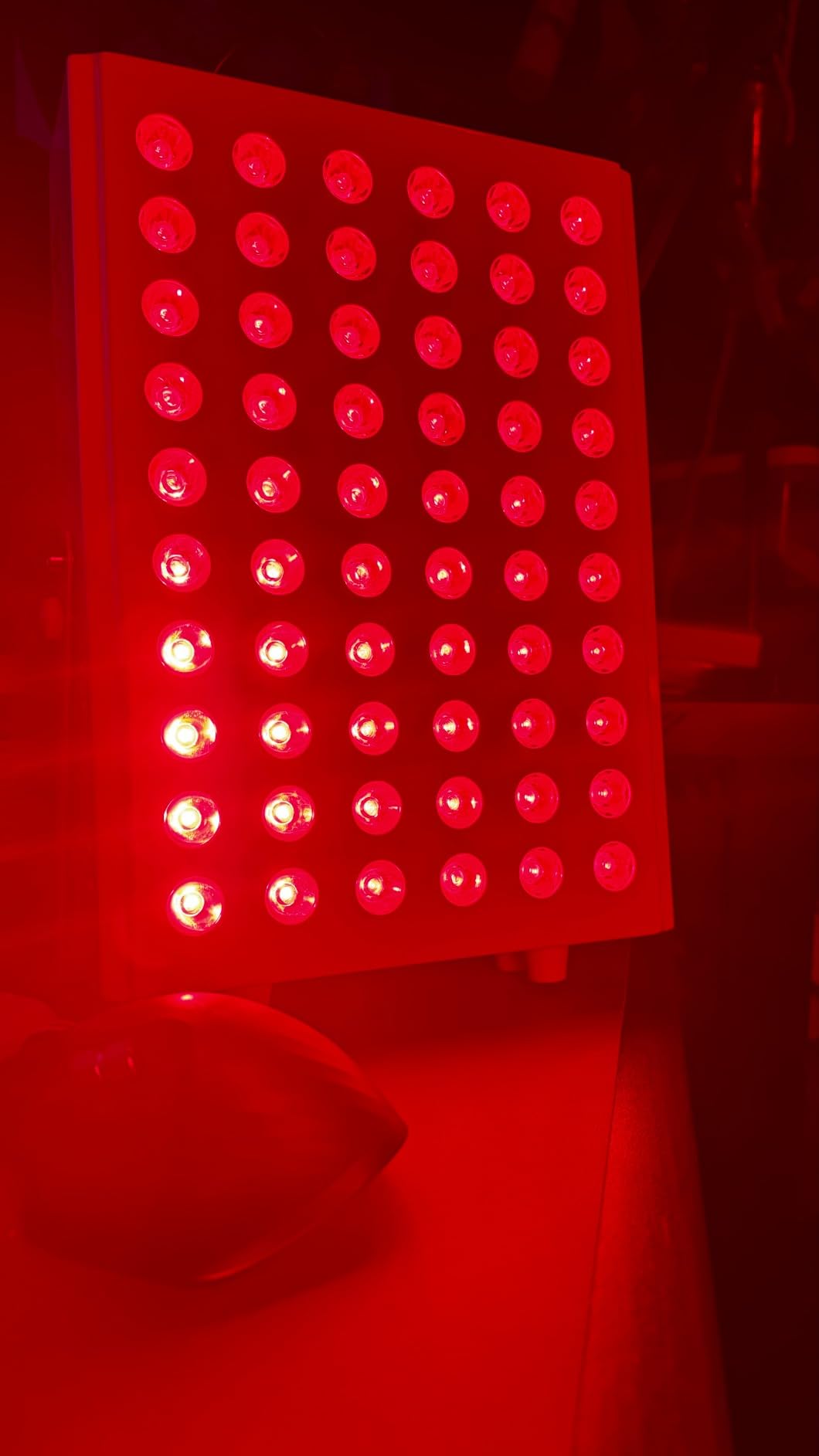 VEVOR Red Light Therapy for Body Face, 60 Dual-Chip LEDs, Red 660nm & Near Infrared 850nm Combo, High Power Red Light Therapy Panel for Recovery, Pain Relief, Wound Healing, Skin Health, 80W customer photo 1