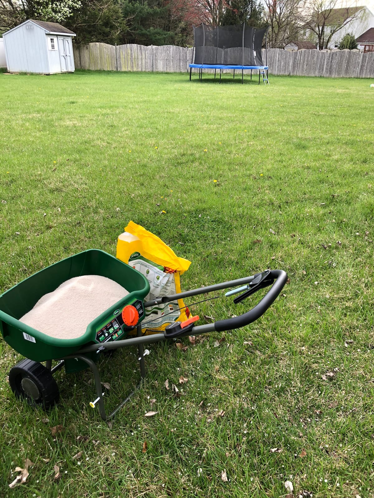 Scotts Turf Builder EdgeGuard DLX Broadcast Spreader for Seed, Fertilizer, Salt, Ice Melt, Holds up to 15,000 sq.ft. Product, Green customer photo 1