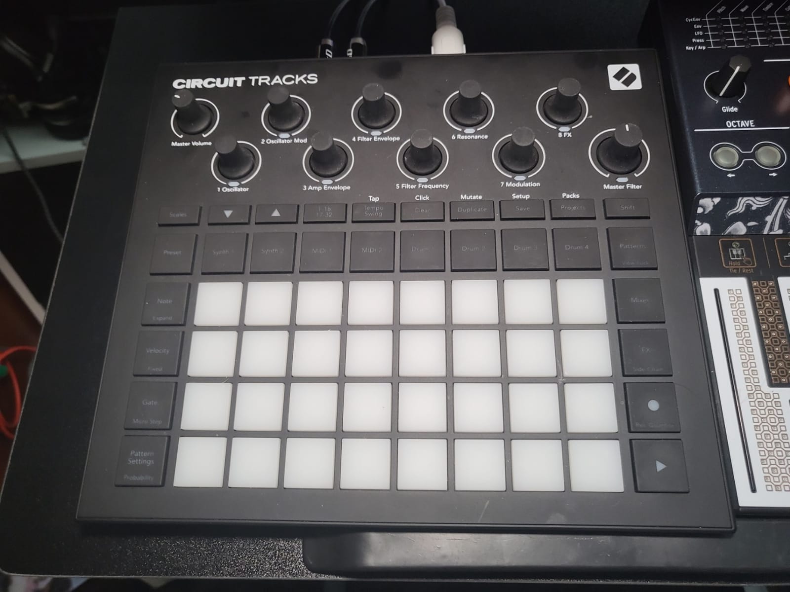 Novation Circuit Rhythm Sampler and Groovebox | USB, Standalone Sampler & Drum Machine, 8 Tracks, Slice/Reverse/Loop/Resample, Grid FX, Reverb, Delay, Sidechain, 4hr Battery customer photo 1