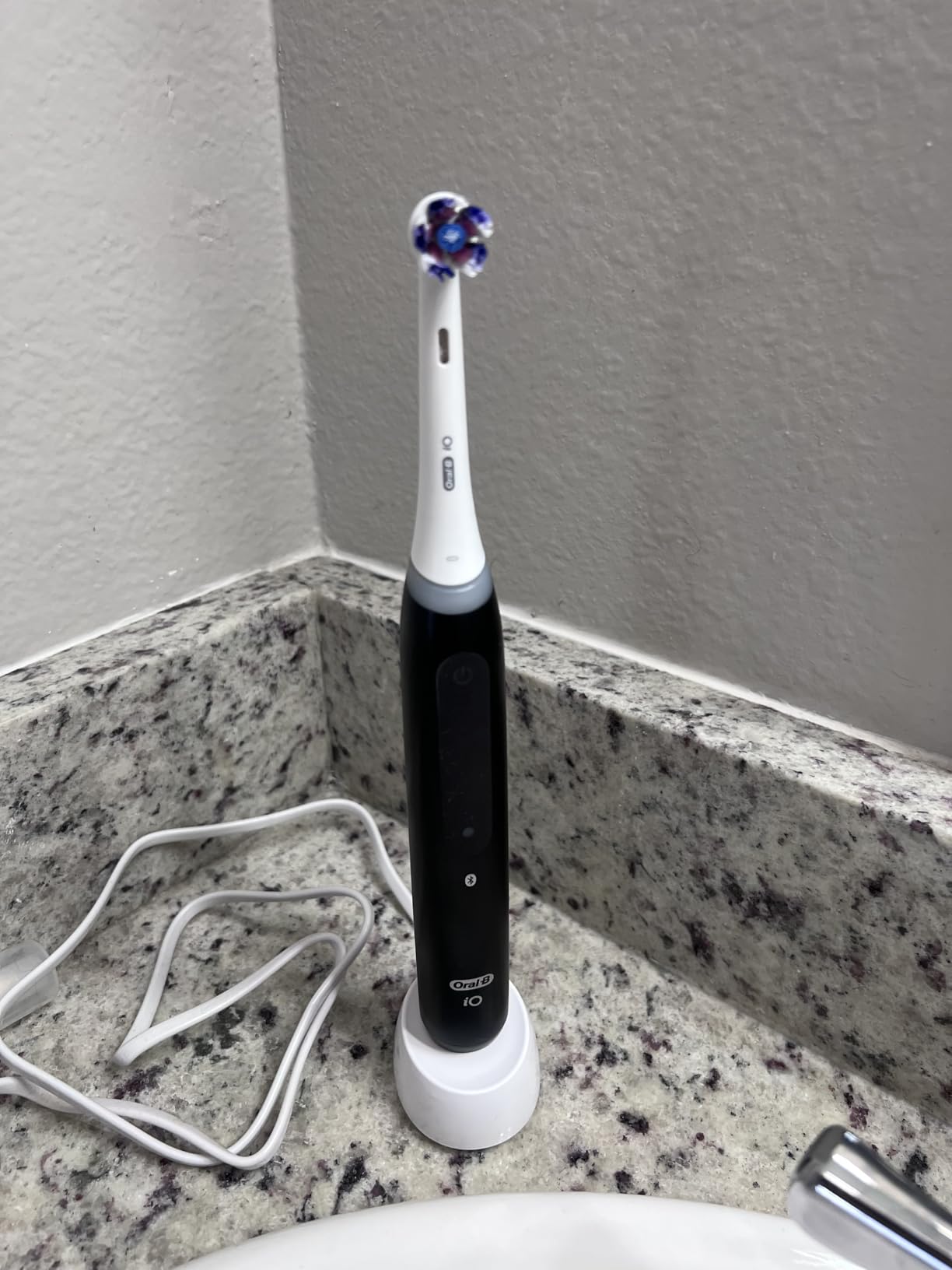 Oral-B Rechargeable Electric Toothbrush, iO5 Limited Deep Clean & Whiten, 5 Cleaning Modes, Visual Pressure Sensor to Protect Gums, Travel Case, 3 Brush Heads, Black customer photo 2