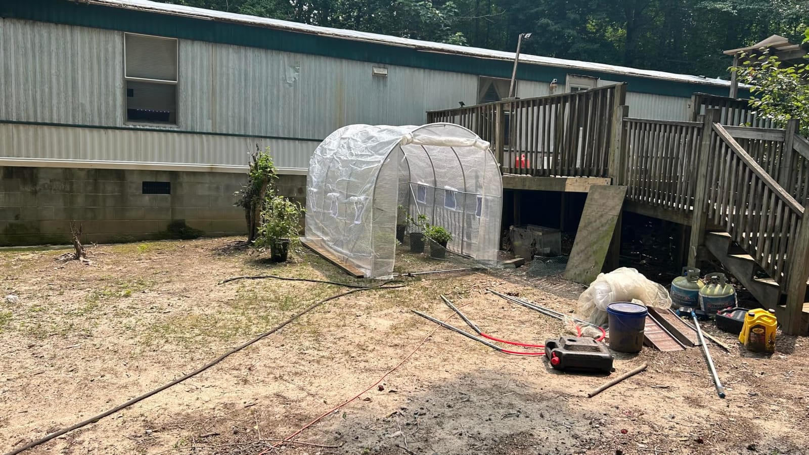 VEVOR Walk-in Tunnel Greenhouse, 9.6x6.4x6.2 ft Hoop House Greenhouse Tunnel, Plant Hot House with Galvanized Steel Frame, Green PE Cover, Roll-up Zipper Door and 6 Windows for Outdoor customer photo 1