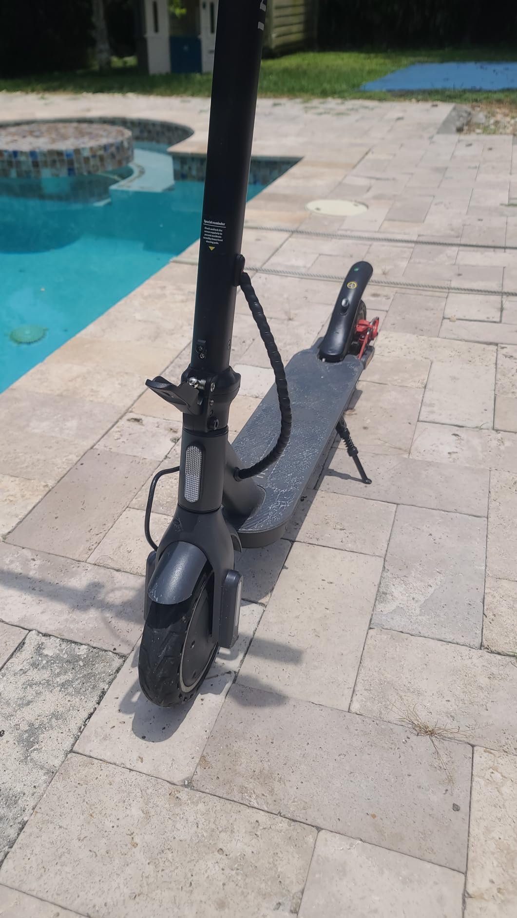 INVANTI E20 Adult Electric Scooter with Smart APP, 19 Miles & 18 MPH, 350W Motor, 8.5