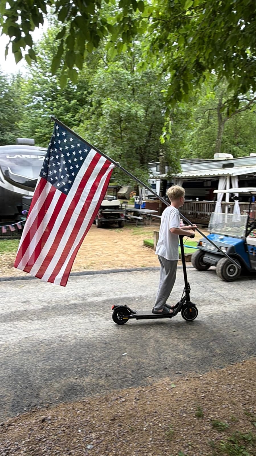 INVANTI E20 Adult Electric Scooter with Smart APP, 19 Miles & 18 MPH, 350W Motor, 8.5