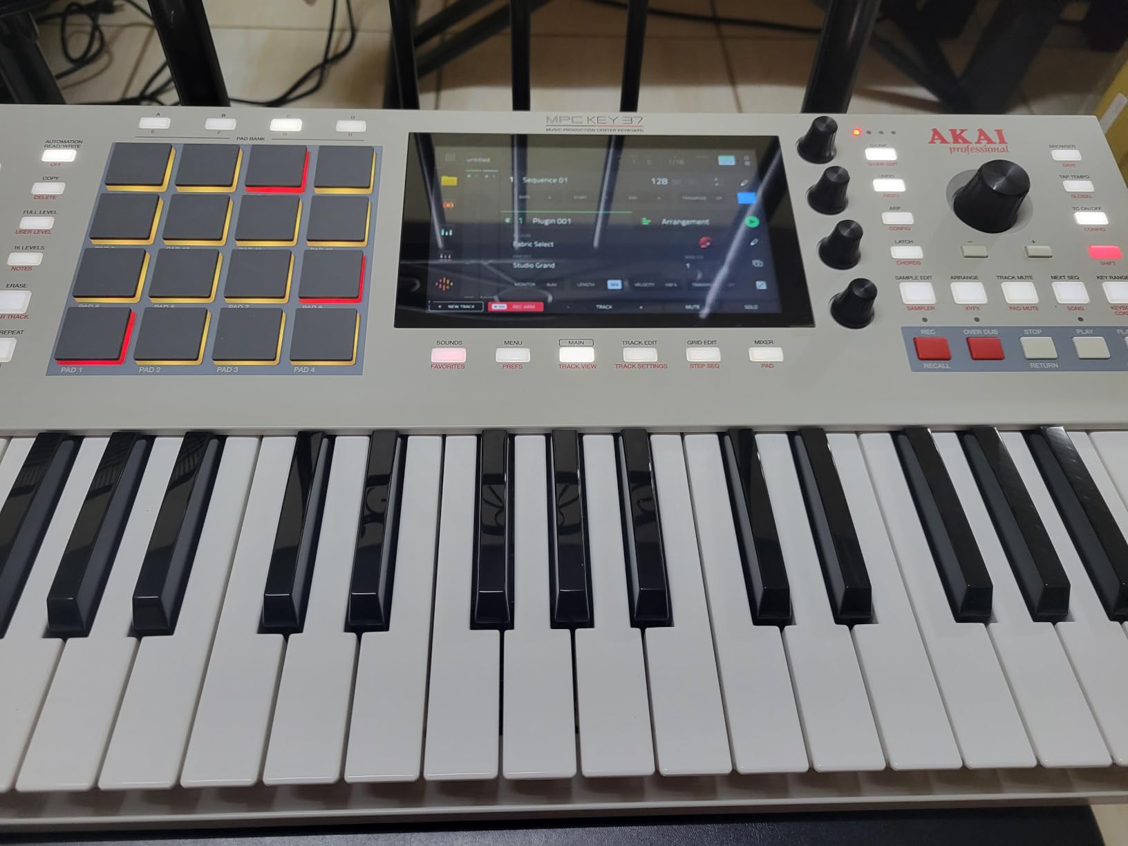 Akai Professional MPC Key 37 G2 Next-Gen Standalone Production Keyboard | Synthesizer for Producers, for Sampling and Sequencing, with USB-C, 37 Keys, 16 MPC Pads, 8-Core Processor, 4GB RAM customer photo 1