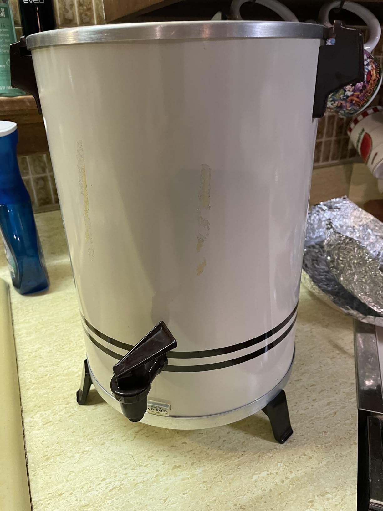 West Bend Commercial Coffee Urn Highly-Polished Aluminum NSF Approved Features Automatic Temperature Control Large Capacity with Cup Per Minute Brewing and Easy Clean Up, 100-Cup, Silver customer photo 2