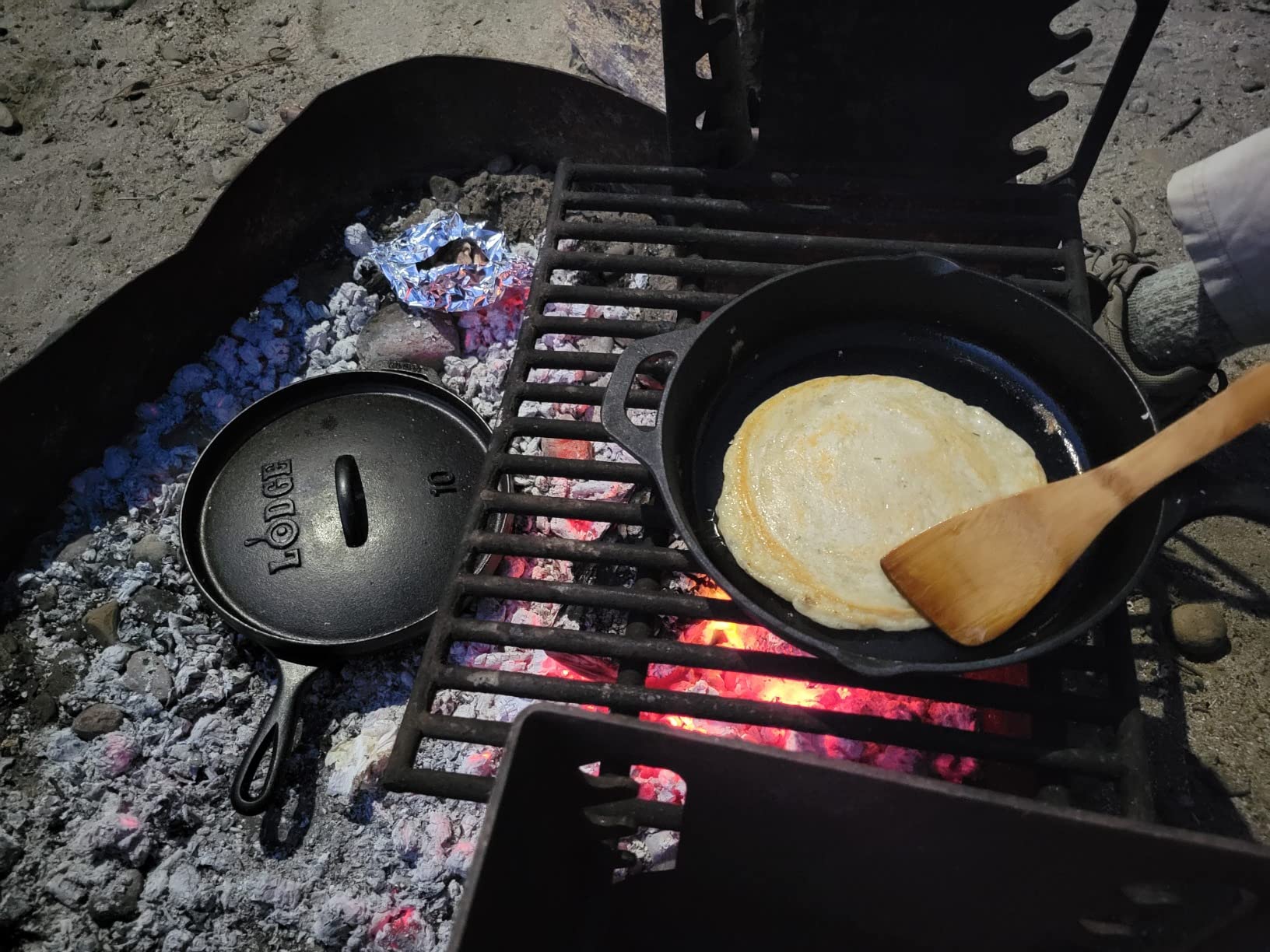 Lodge Pre-Seasoned Cast Iron Deep Camp Dutch Oven with Lid, 8 Quart customer photo 1