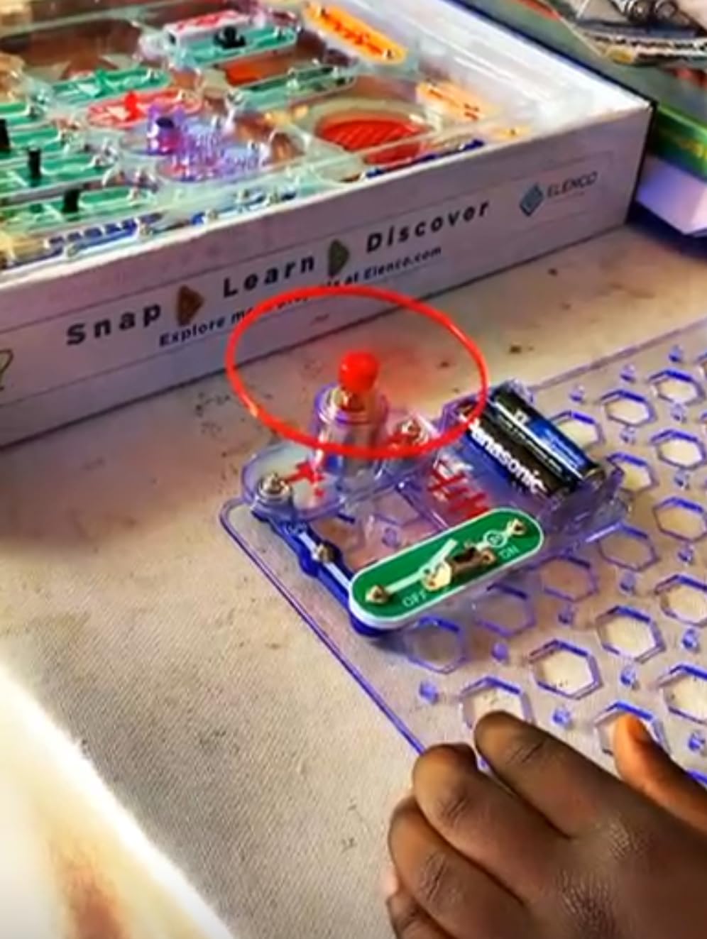 SNAP CIRCUITS Extreme SC-750 STEM Electronics Kit for Kids Ages 8+ customer photo 1