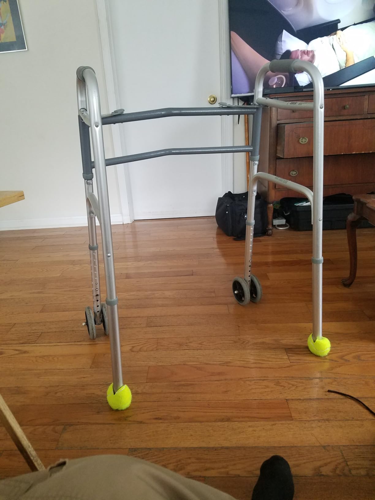 Medline Heavy-Duty Bariatric Folding Walker with 5” Wheels and Durable Handles, 500 lb. Weight Capacity customer photo 1