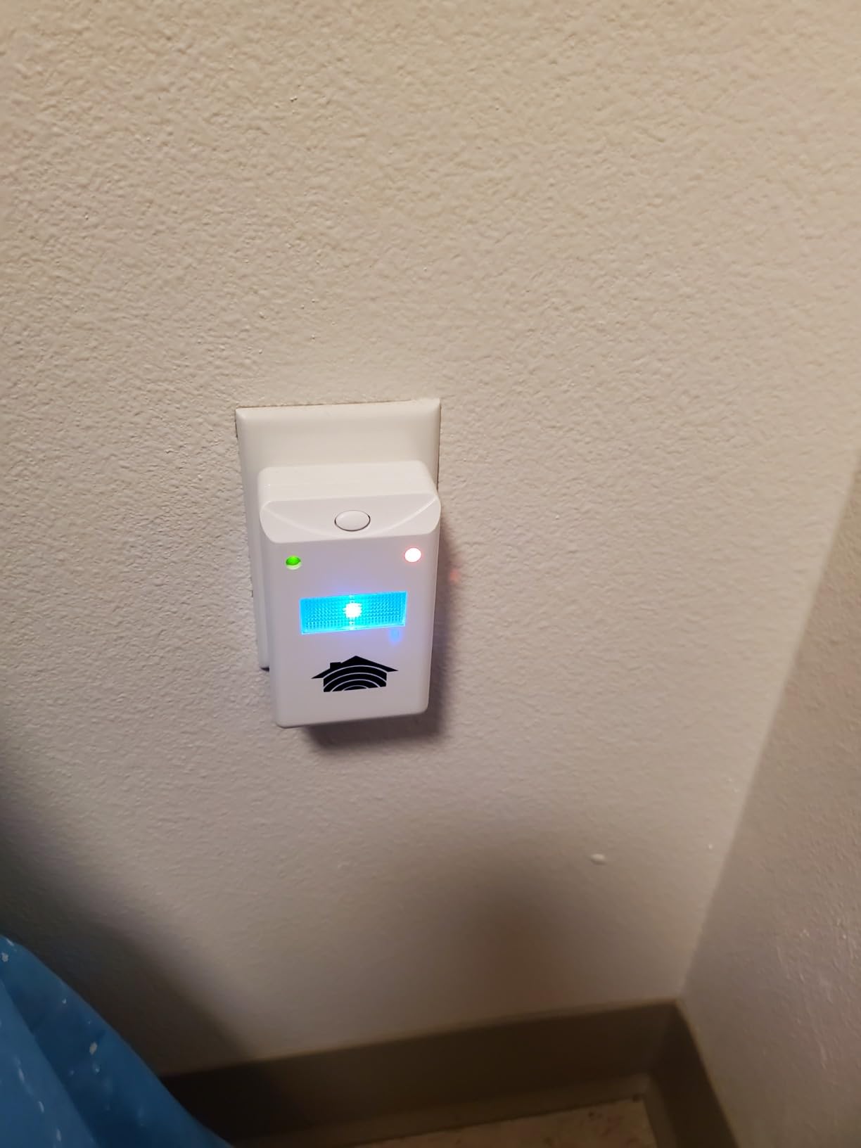 Riddex Plus Electromagnetic Pest Repeller Plug in for Home, Electromagnetic Pest Control Device for Mice, Rats & Roaches, Indoor Use, Non Toxic customer photo 1