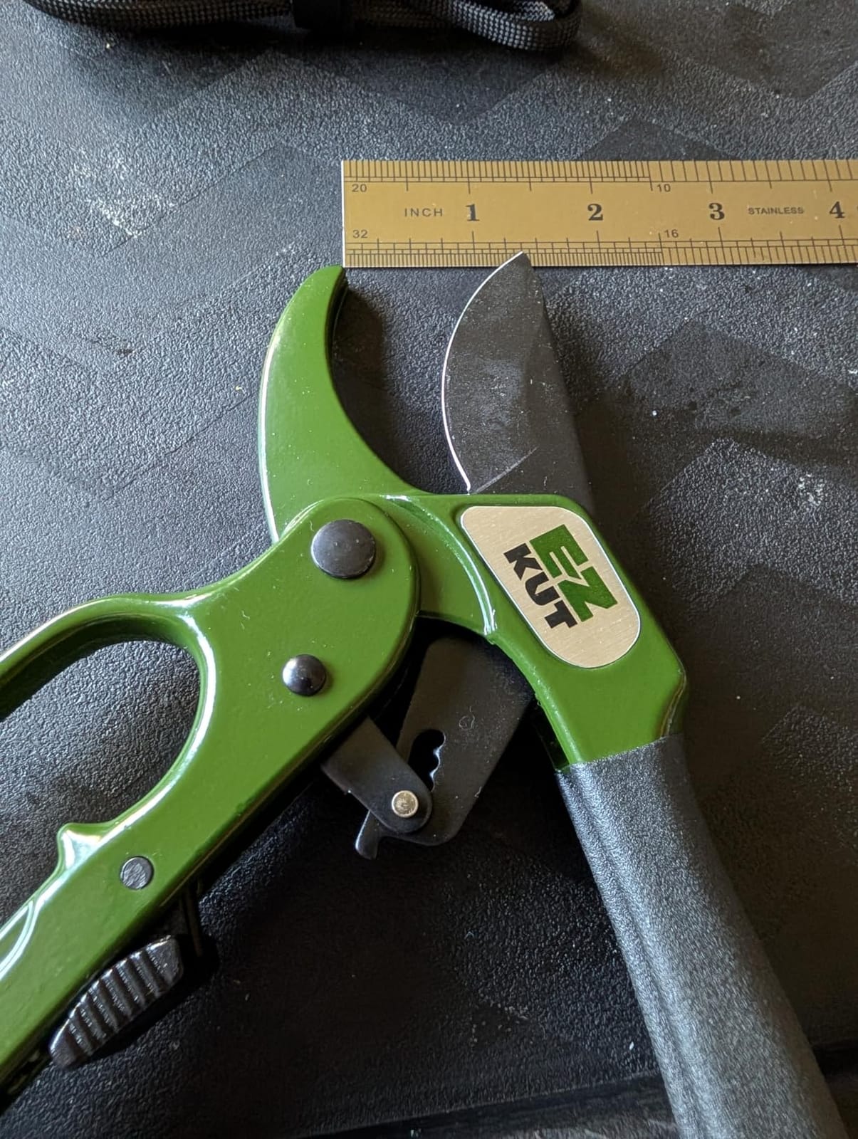 EZ Kut Heavy Duty Pruning Shears Green - with Ratcheting Action Great Garden Hand Tool Clippers Gardening pruners arthritis tools Ratcheting Anvil Hand Pruner Pruning Shears Heavy Duty Since 1988 customer photo 1
