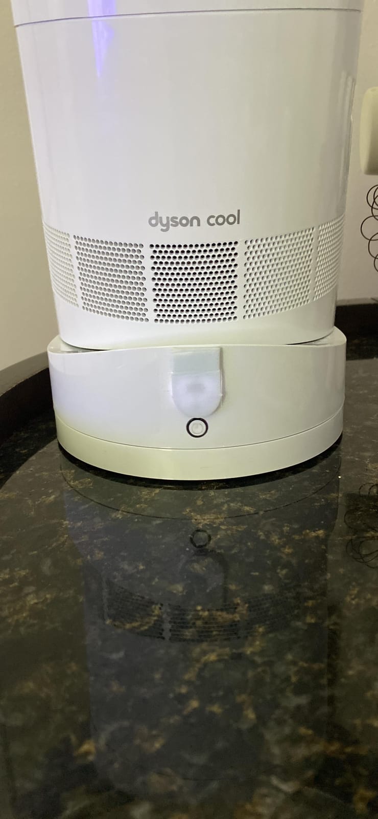 Dyson Air Multiplier AM06 Table Fan, 10 Inches, White/Silver (49095-01) customer photo 1