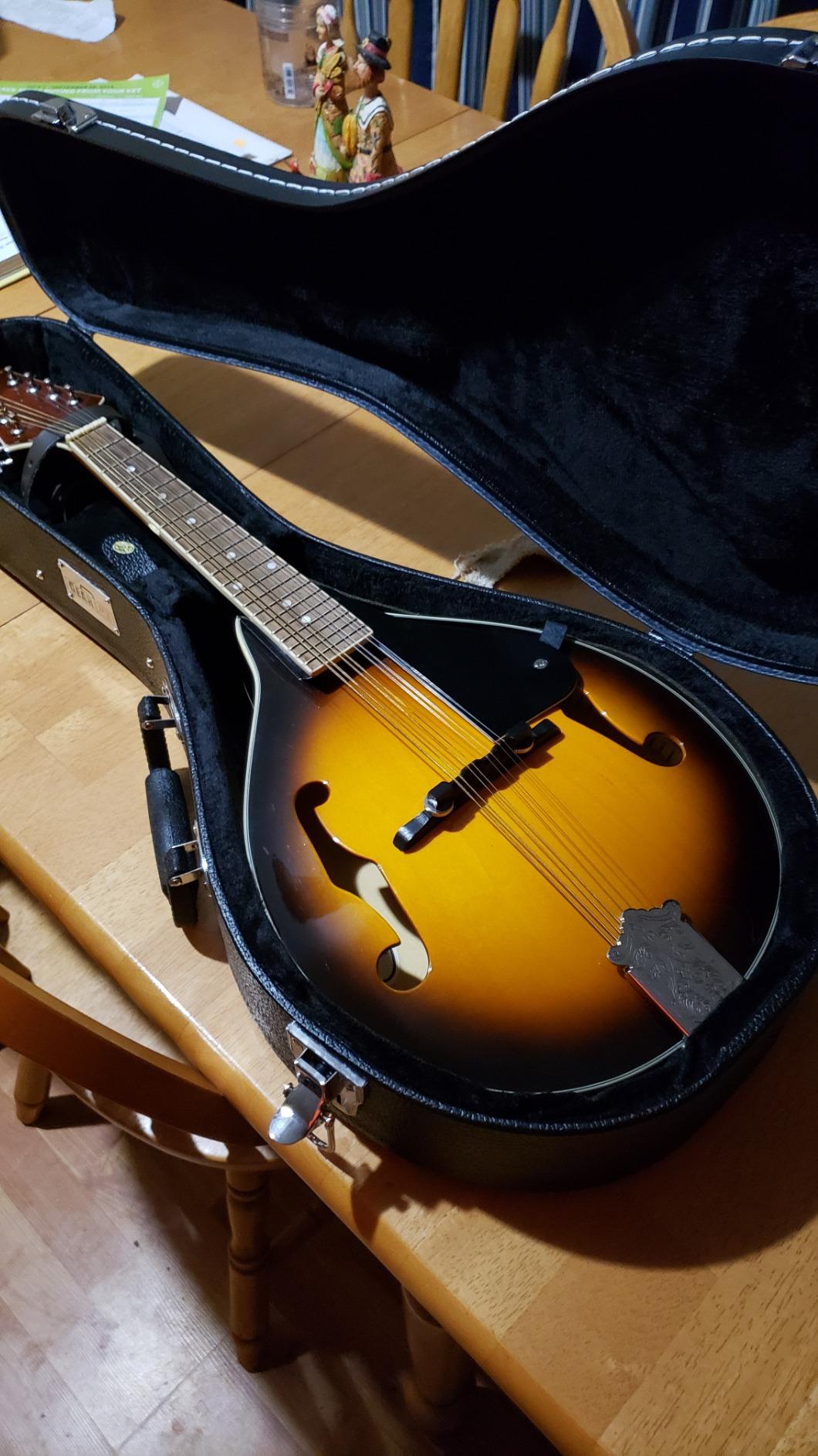 Gearlux A-Style Mandolin Hard Case with Exterior Lock and Key, Interior Accessory Compartment, and Plush Foam Interior Padding - Black customer photo 1