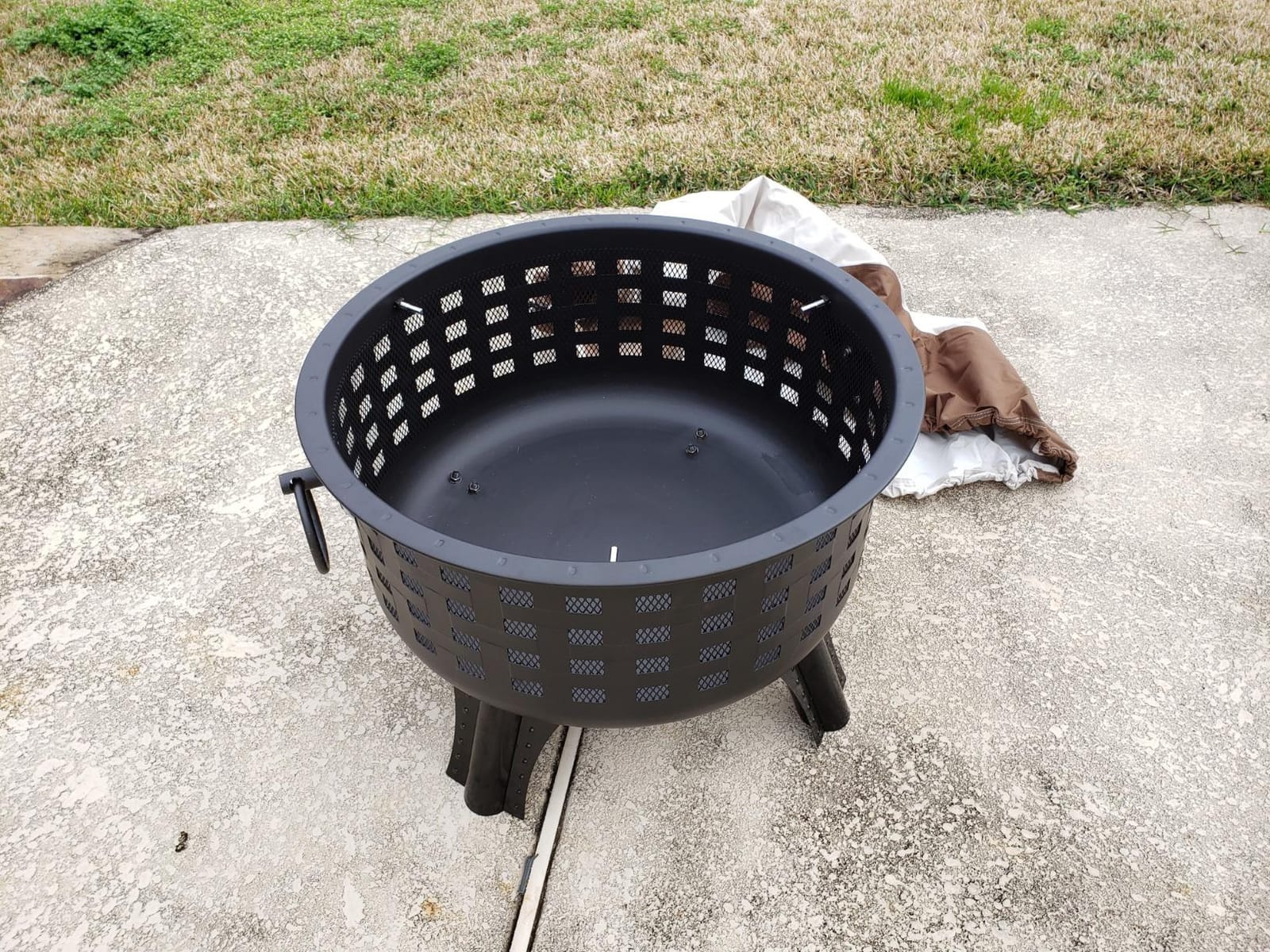 Amazon Basics 27 inch Steel Round Lattice Fire Pit, Easy to Assemble customer photo 1