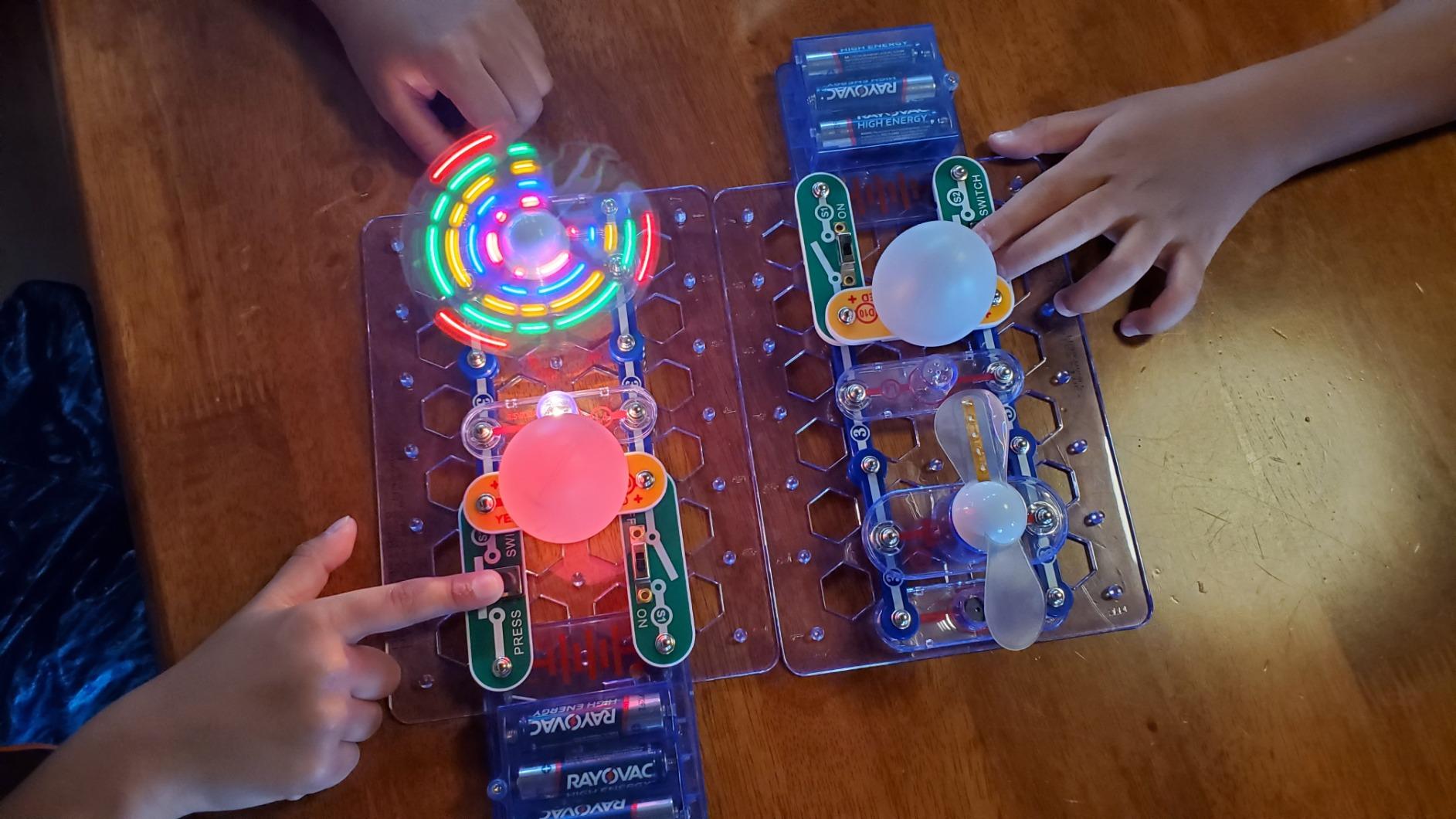 SNAP CIRCUITS Beginner SCB-20 STEM Electronics Toy for Kids Ages 5-9 customer photo 2