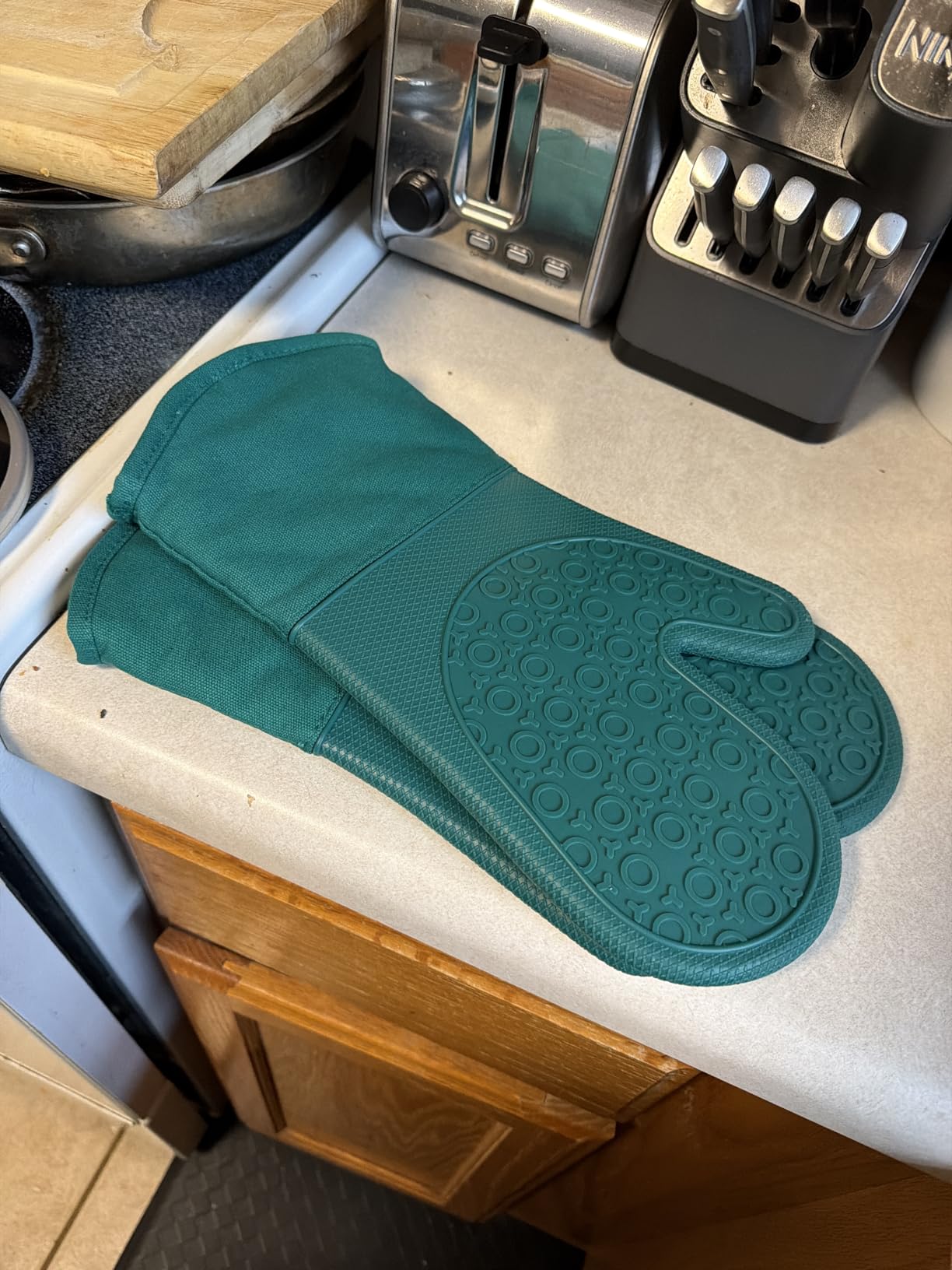 BPA-Free Silicone Oven Mitts Ultra Heat Resistant up to 500°F - Oven Mitts with Thick Cotton Liner - Long Slip Resistant Pot Holders, Flexible Oven Gloves - Black 13.7