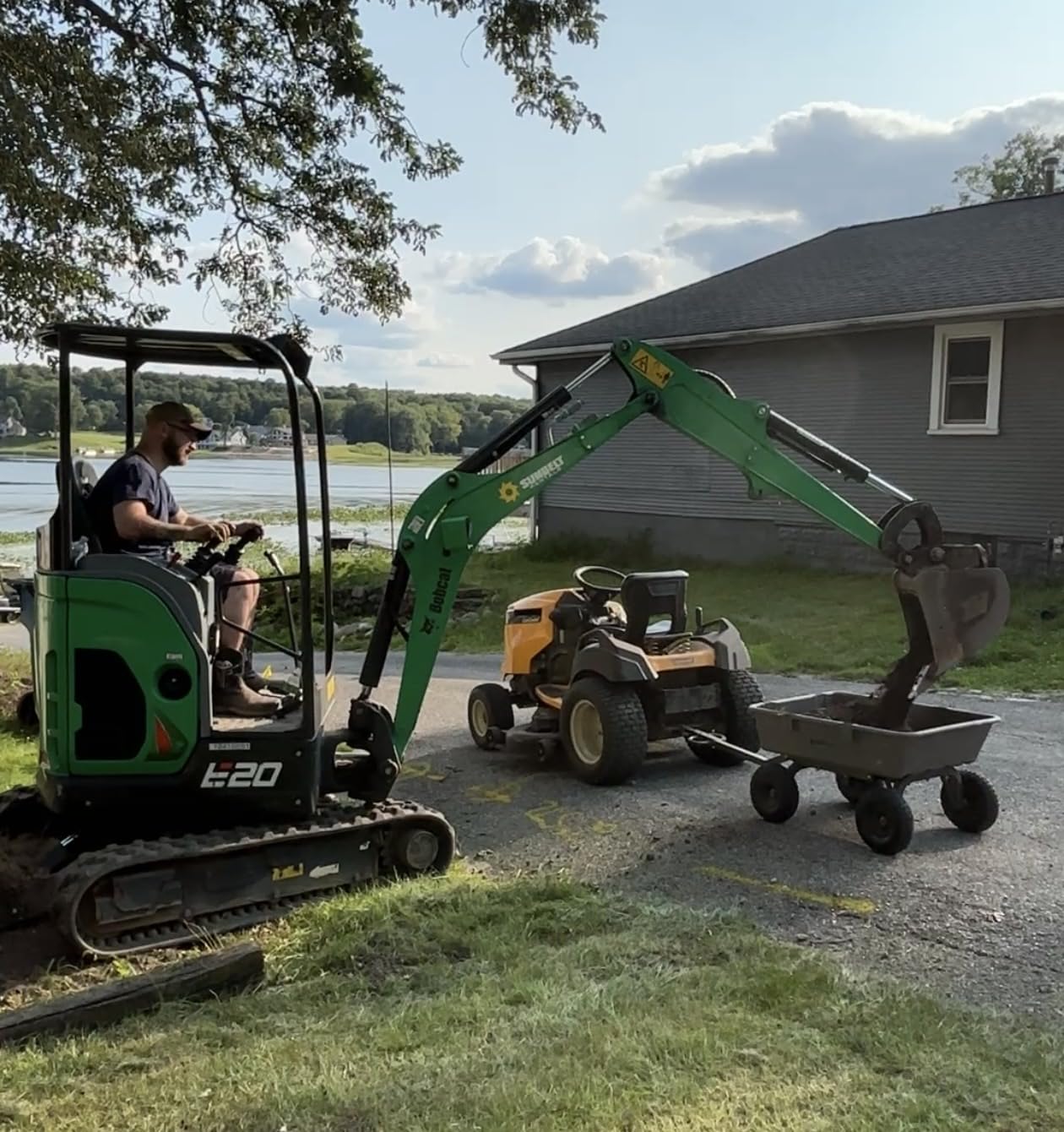Gorilla Carts Poly Dump Cart, 600 lb. Capacity, 4 Cu ft, Quick Release Dump customer photo 2