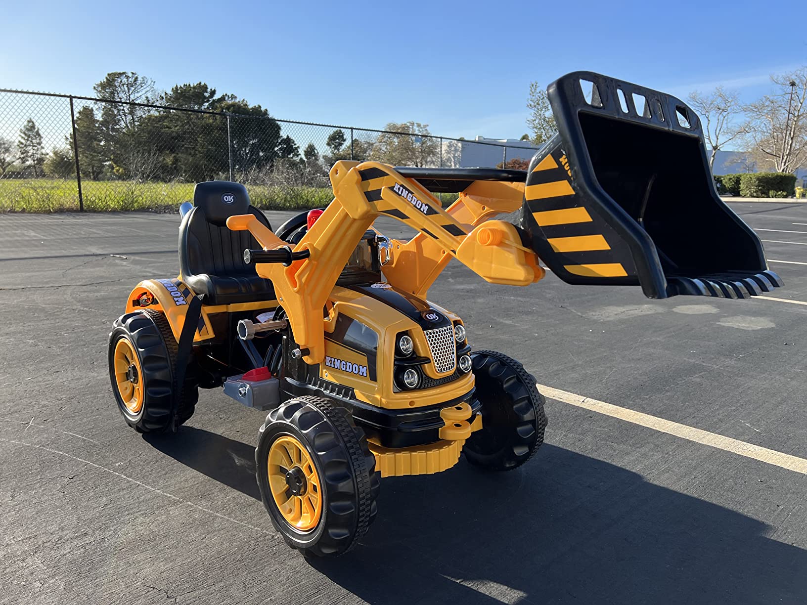 Costzon Ride on Excavator, 12V Battery Powered Construction Vehicles for Kids with Front Loader, Horn, Safety Belt, Treaded Wheels, Ride on Bulldozer Truck, Excavator Ride on Toy Gift for Boys Girls customer photo 2
