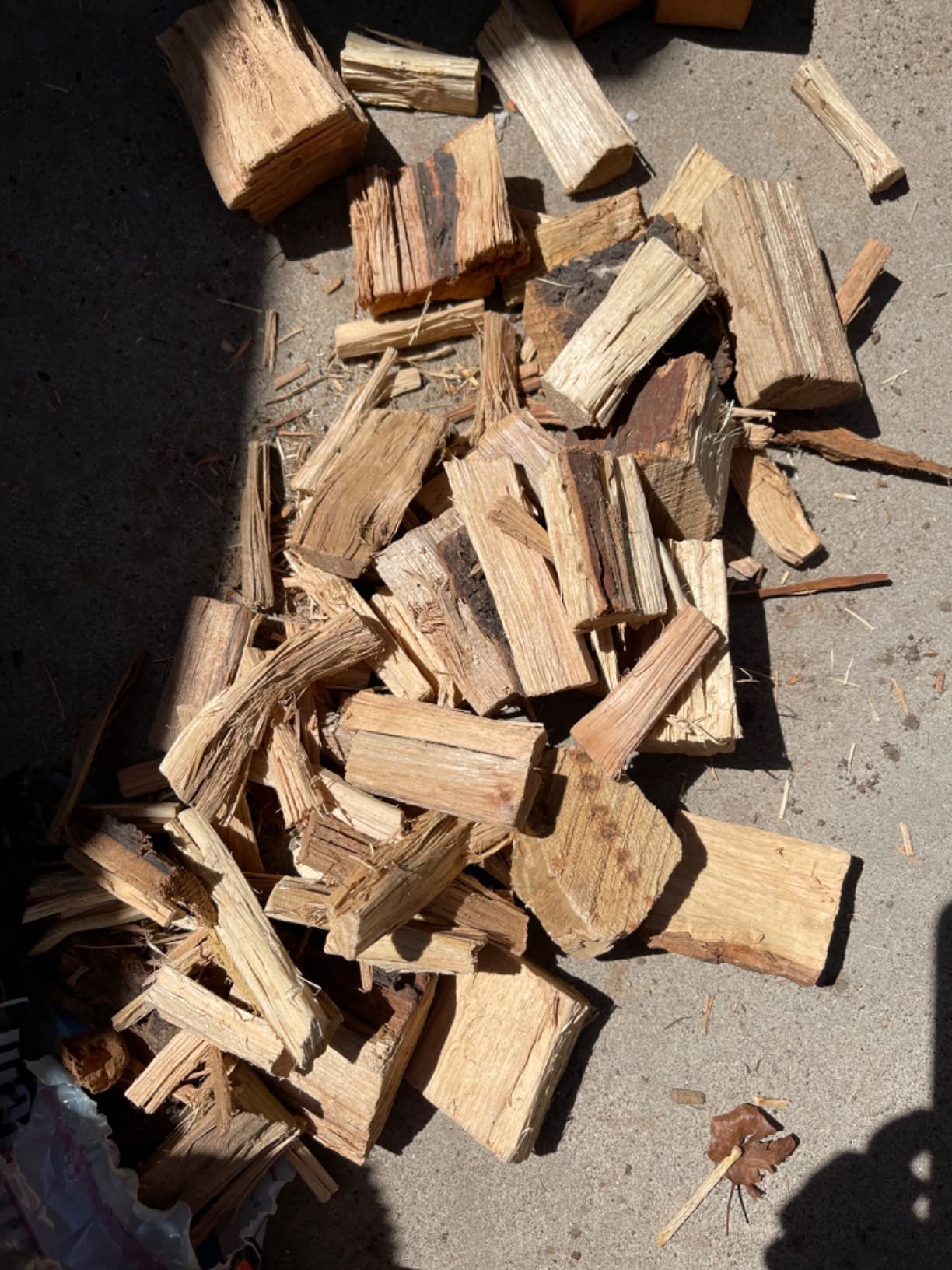 Weber Hickory Wood Chunks, Outdoor Cooking Fuel, 4 lb | Premium BBQ Smoking & Grilling Fuel for Rich, Subtly Sweet Flavor - Ideal for Beef, Lamb, Poultry & Pork - Long Lasting customer photo 1