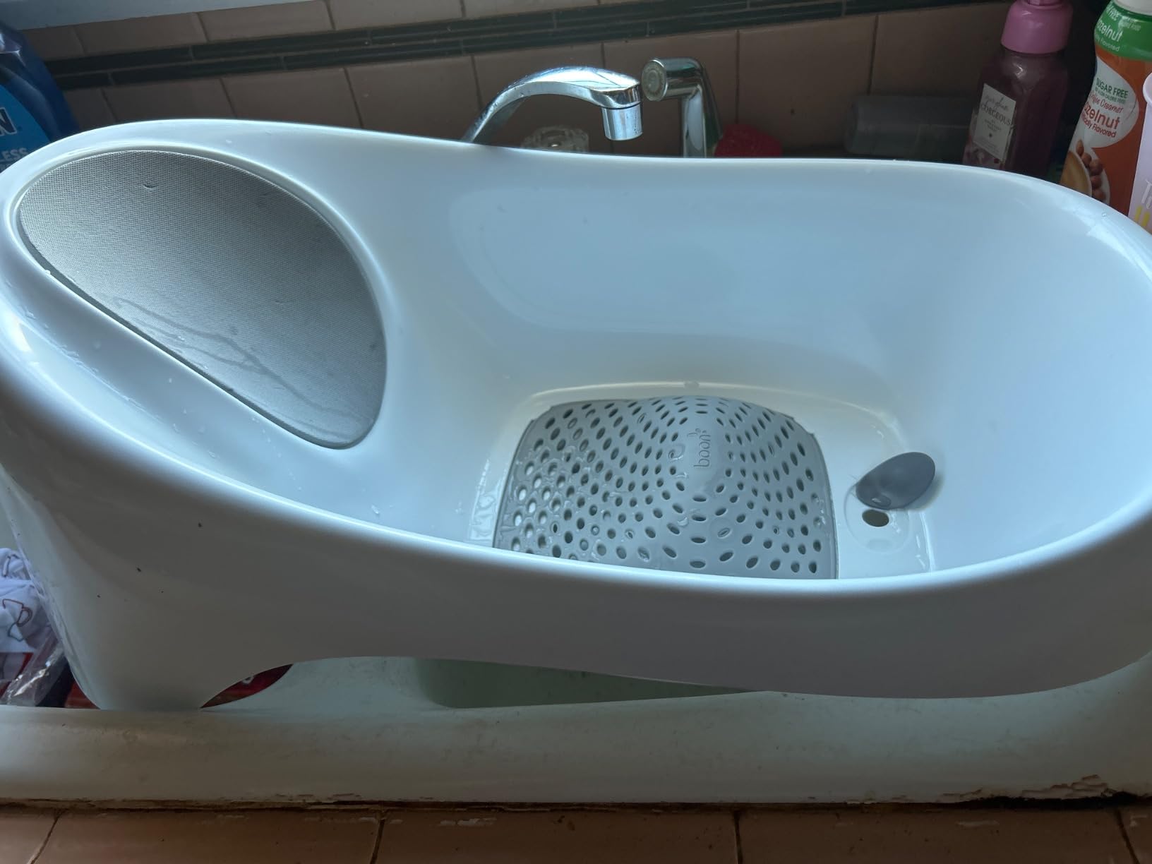 Boon SOAK 3 Stage Baby Bathtub - Baby Bath Tub with Three Support Positions for Newborn to Toddlers - Color Changing Drain Plug for Ideal Bath Temperature - Gray customer photo 2