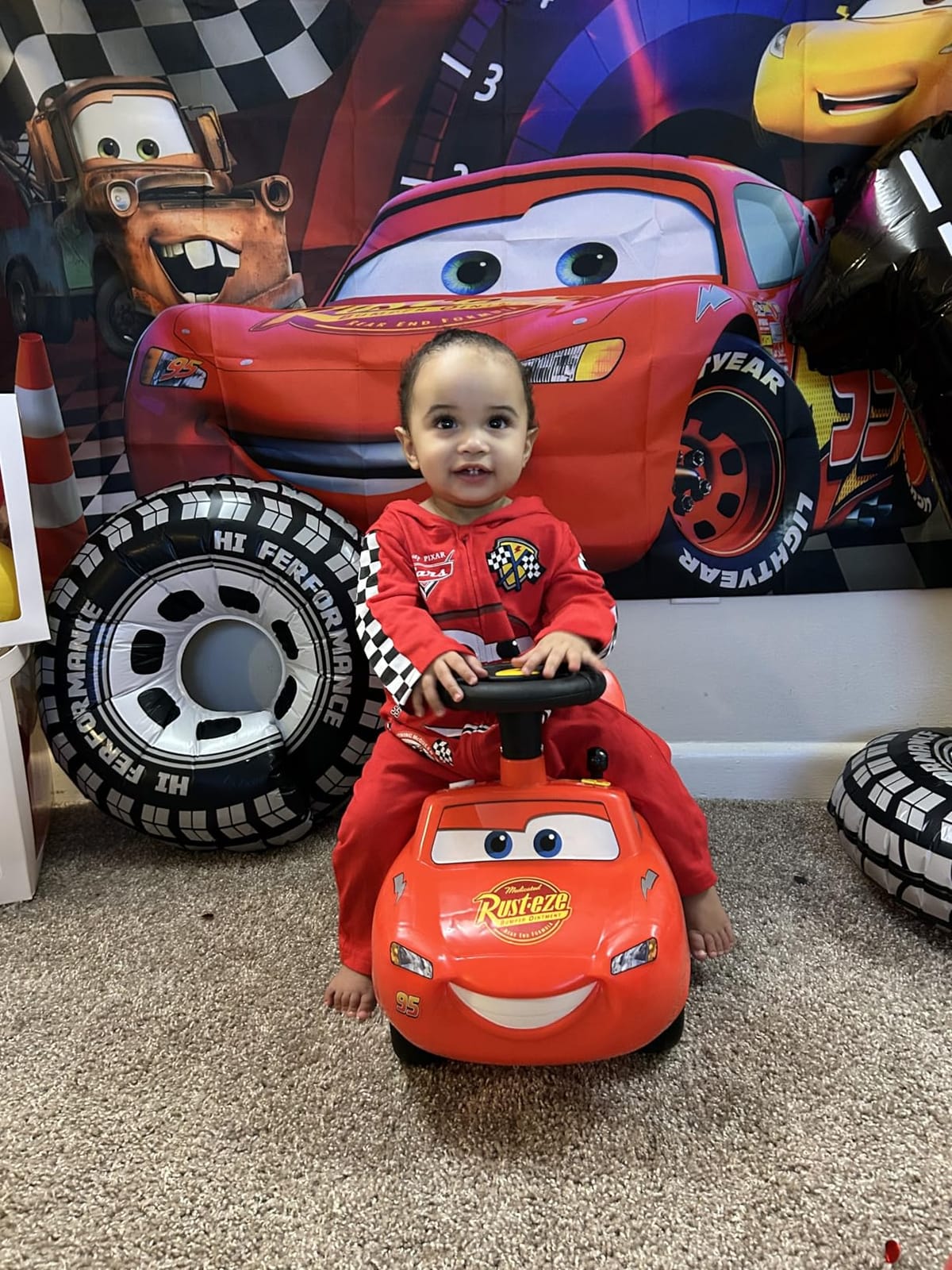 Kiddieland Lightning McQueen Ride-On Car, Foot-to-Floor Racer for Toddlers customer photo 2
