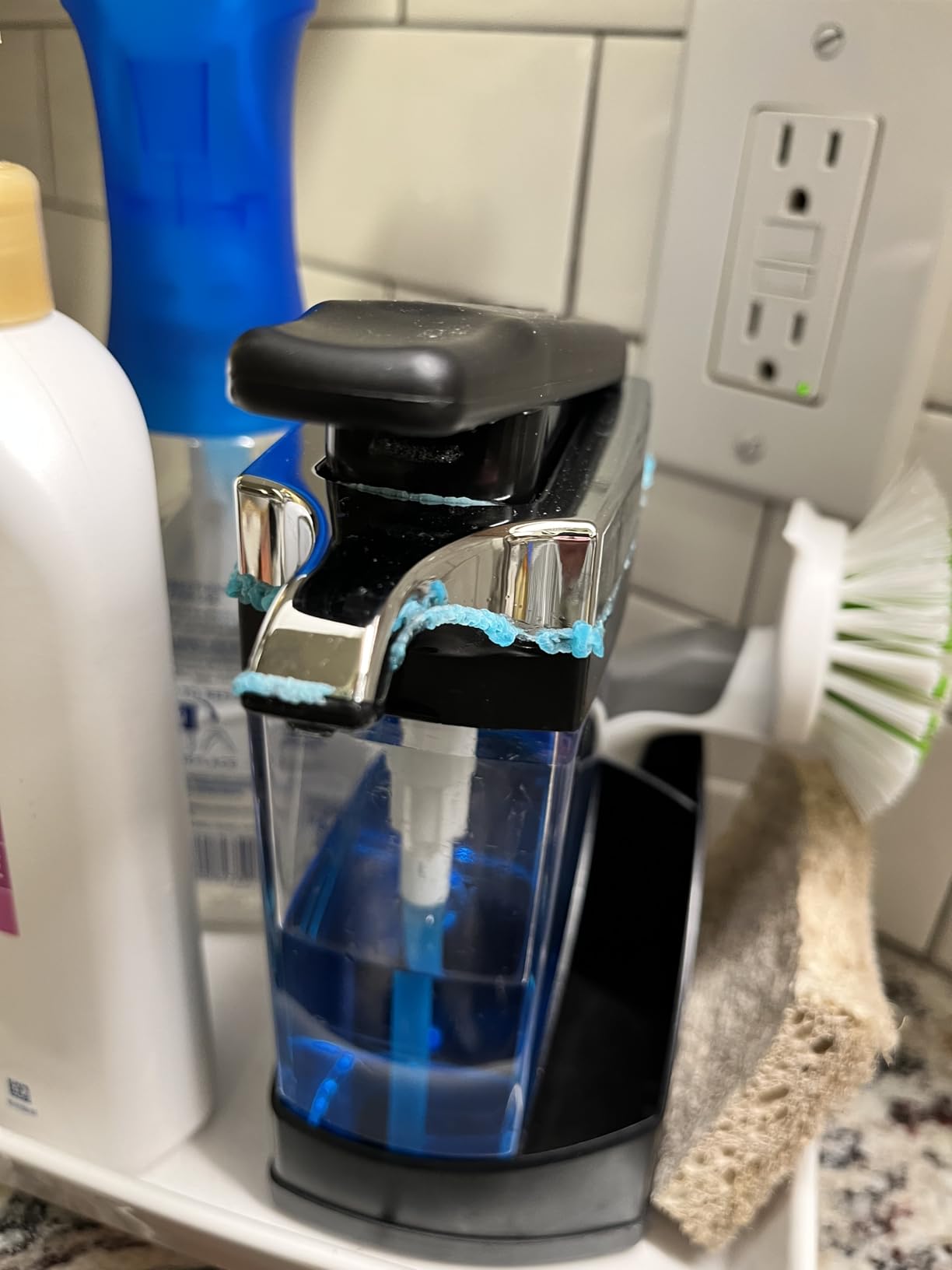 Casabella Sink Sider Solo Kitchen Soap Pump and Sponge Caddy, Black/Chrome - 2-in-1 Soap and Sponge Caddy, One-Hand Soap Dispensing, Ergonomic Design, Easy to Refill and Clean, Efficient Size customer photo 1
