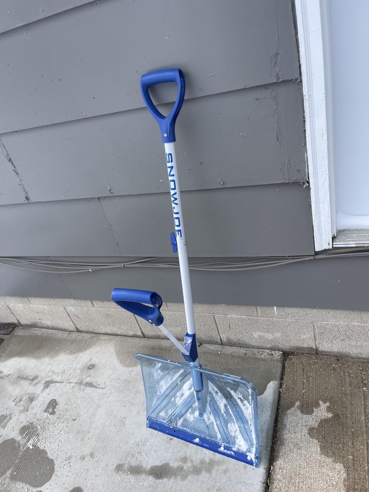 Snow Joe Snow Shovel, Shovelution Strain-Reducing Ice Remover, SJ-SHLV02 customer photo 1
