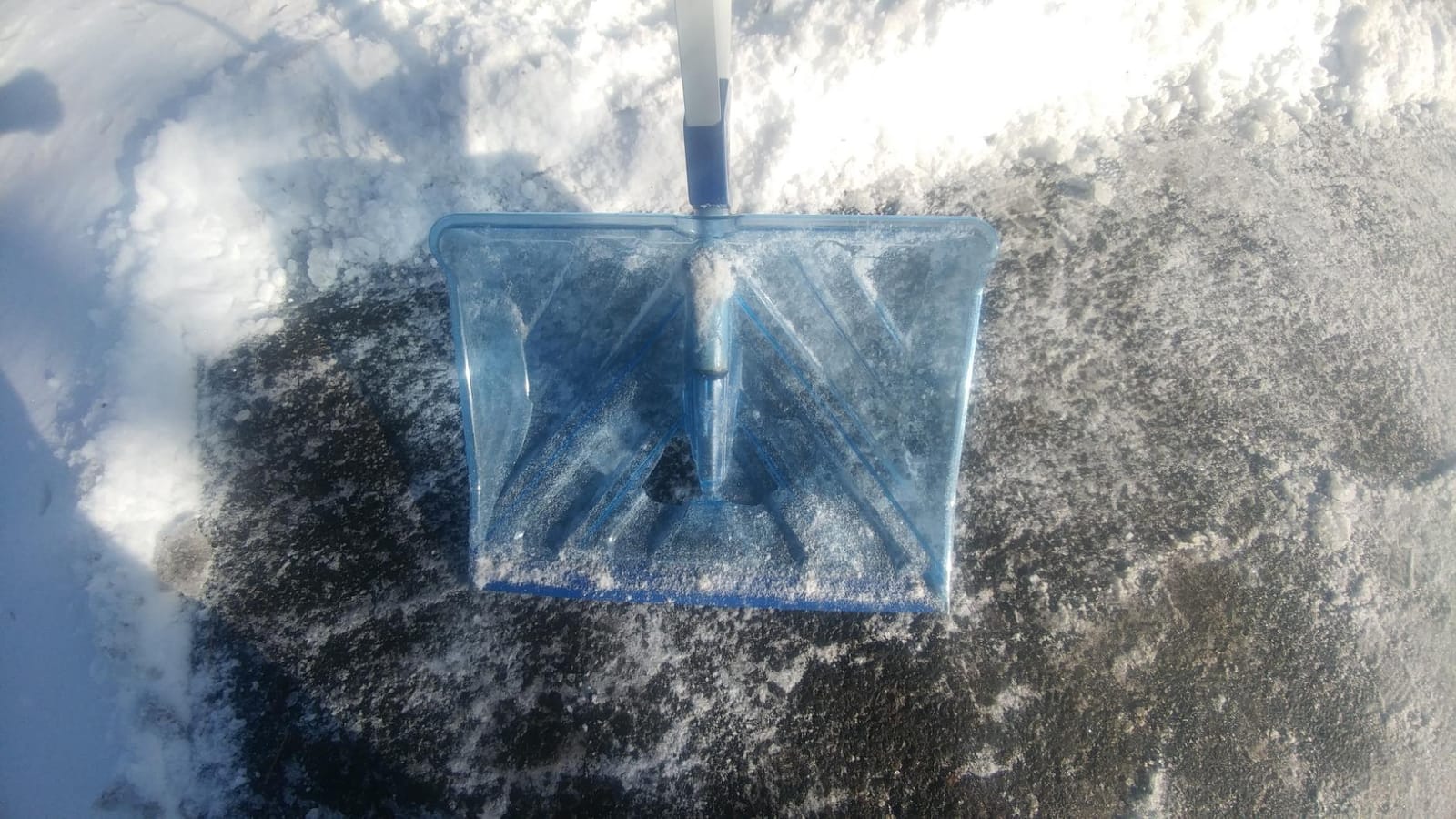 Snow Joe Snow Shovel, Shovelution Strain-Reducing Ice Remover, SJ-SHLV02 customer photo 2
