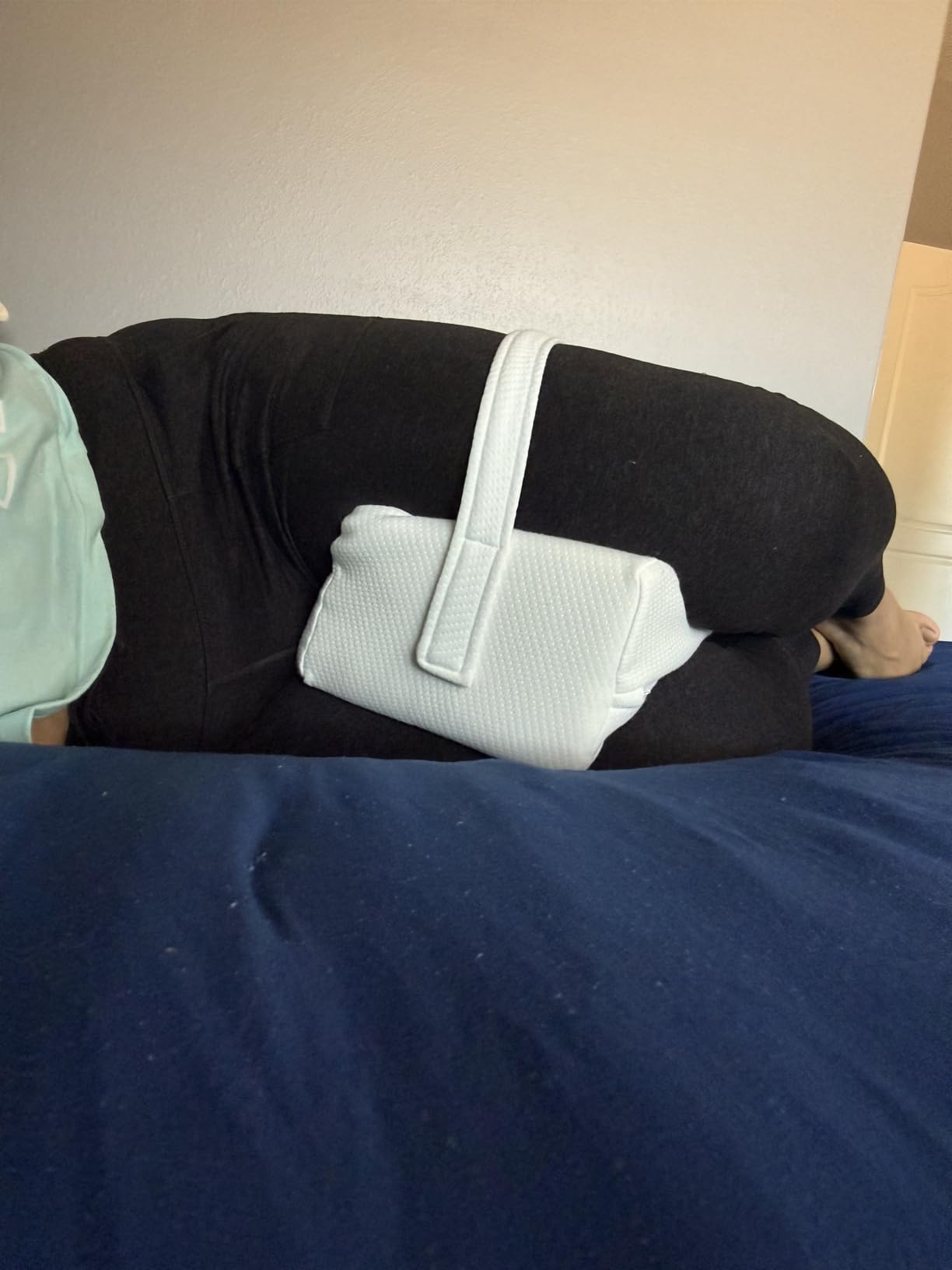 Everlasting Comfort Memory Foam Knee Pillow for Side Sleepers – Sciatica Pain Relief Pillow, Removable Strap Support – Leg Pillows for Sleeping Alignment, Knees, Back & Hip Cushion customer photo 1