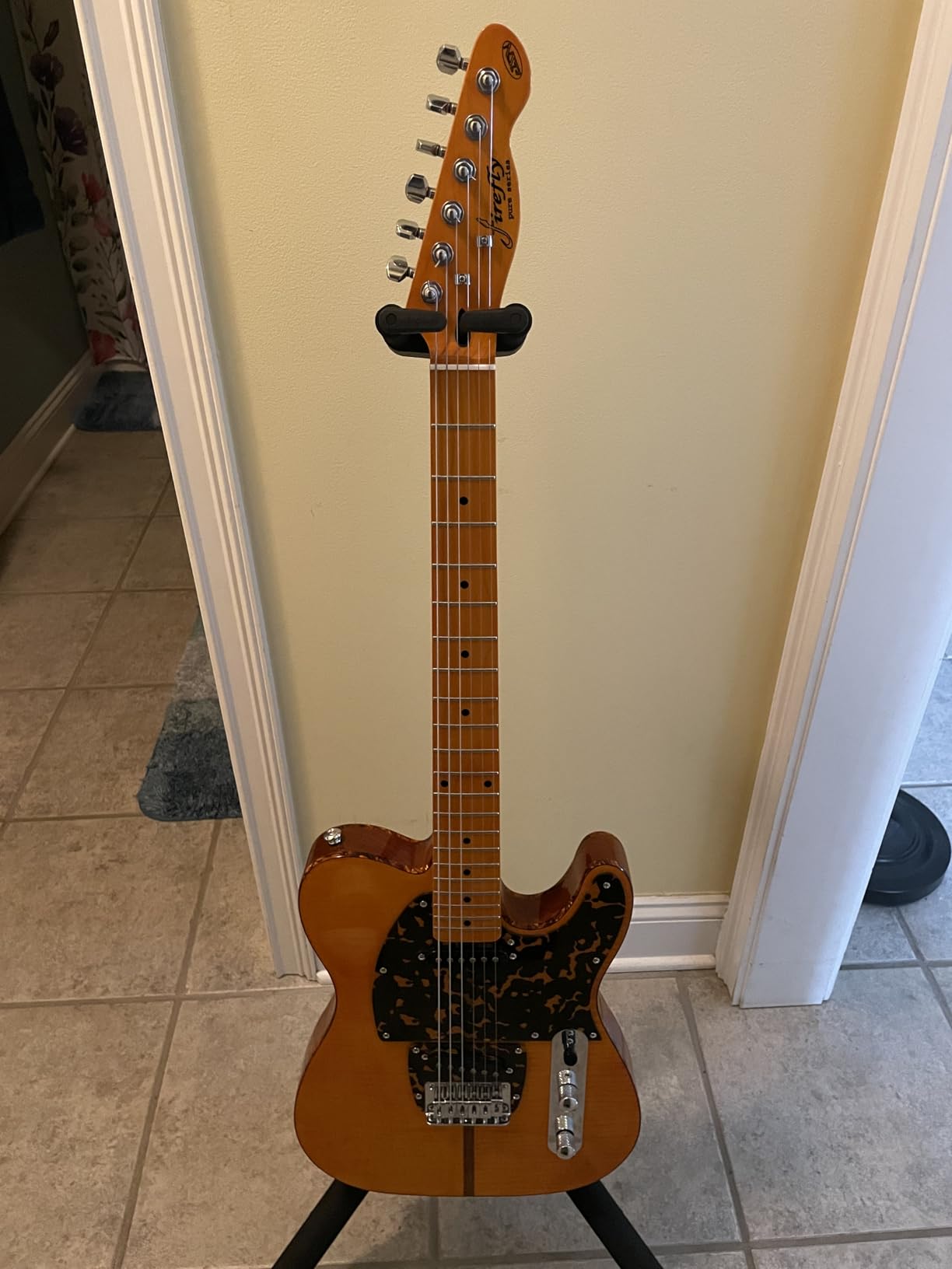 Hercules GS414B + Acoustic Guitar Stand Plus customer photo 1