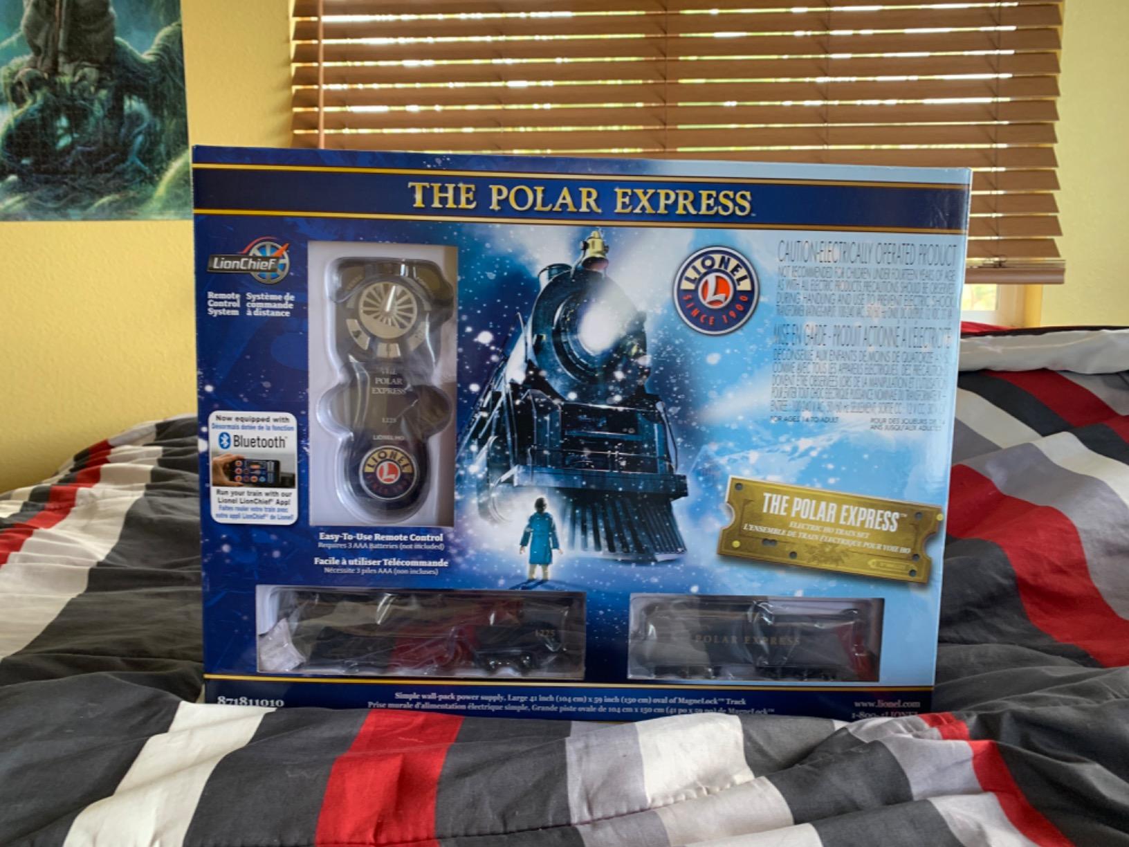 Lionel The Polar Express LionChief 2-8-4 HO Gauge Model Train Set customer photo 2