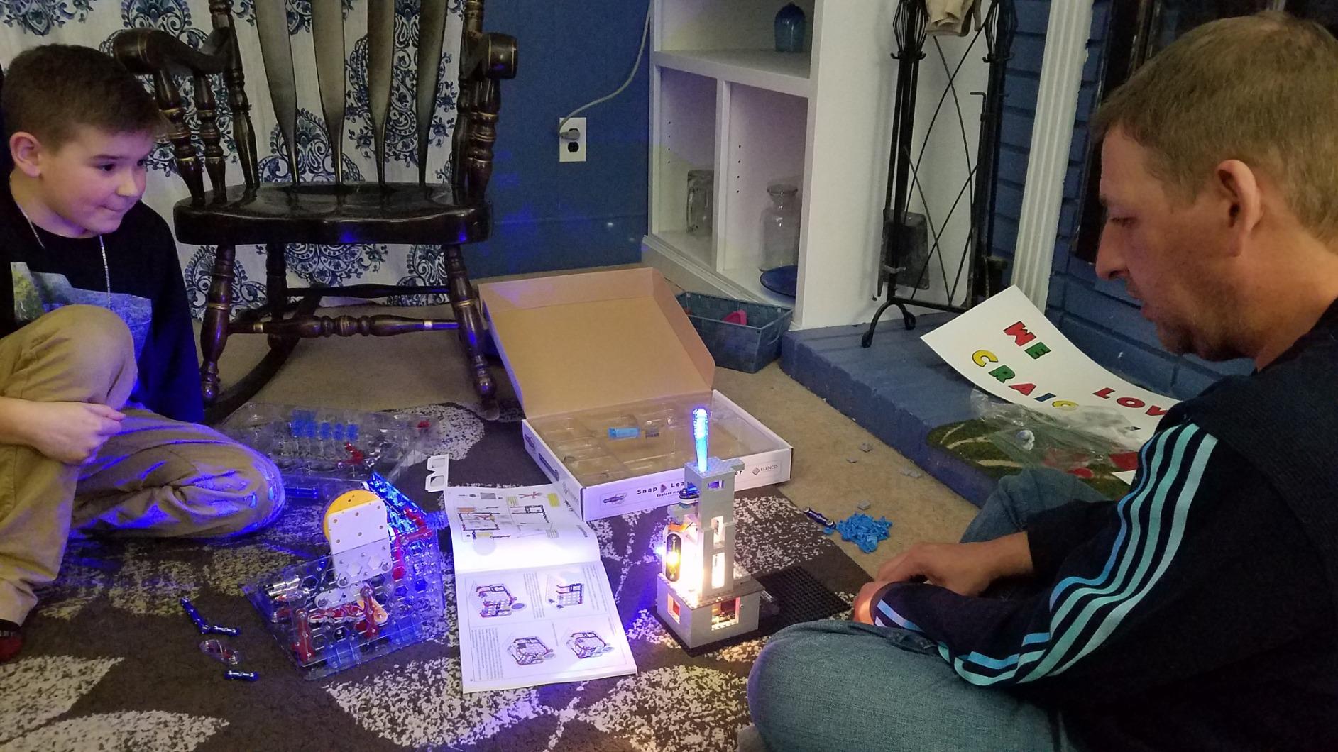 SNAP CIRCUITS BRIC Structures STEM Building & Electronics Kit, Ages 8+ customer photo 1