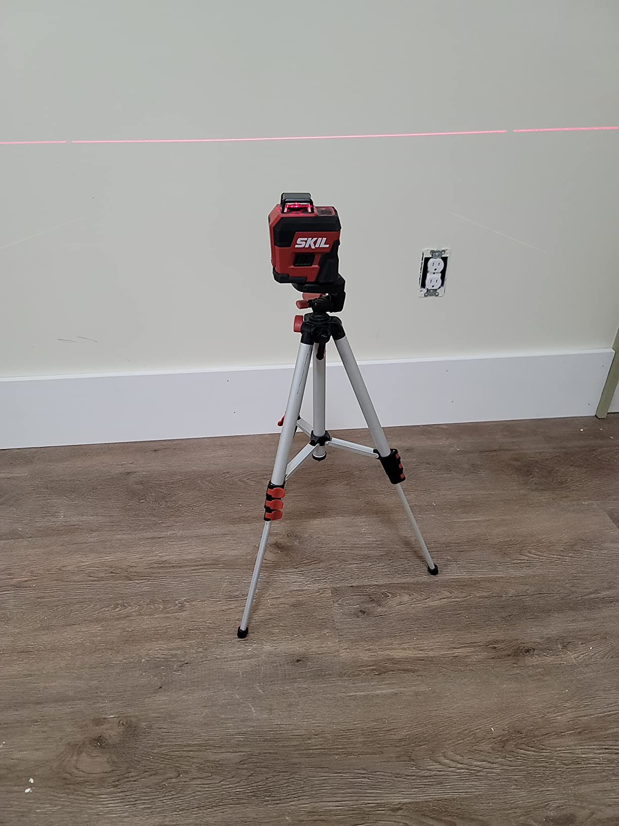 SKIL 65ft. 360° Red Self-Leveling Cross Line Laser Level with Horizontal and Vertical Lines Rechargeable Lithium Battery USB Charging Port, Compact Tripod & Carry Bag Included - LL932201 customer photo 2