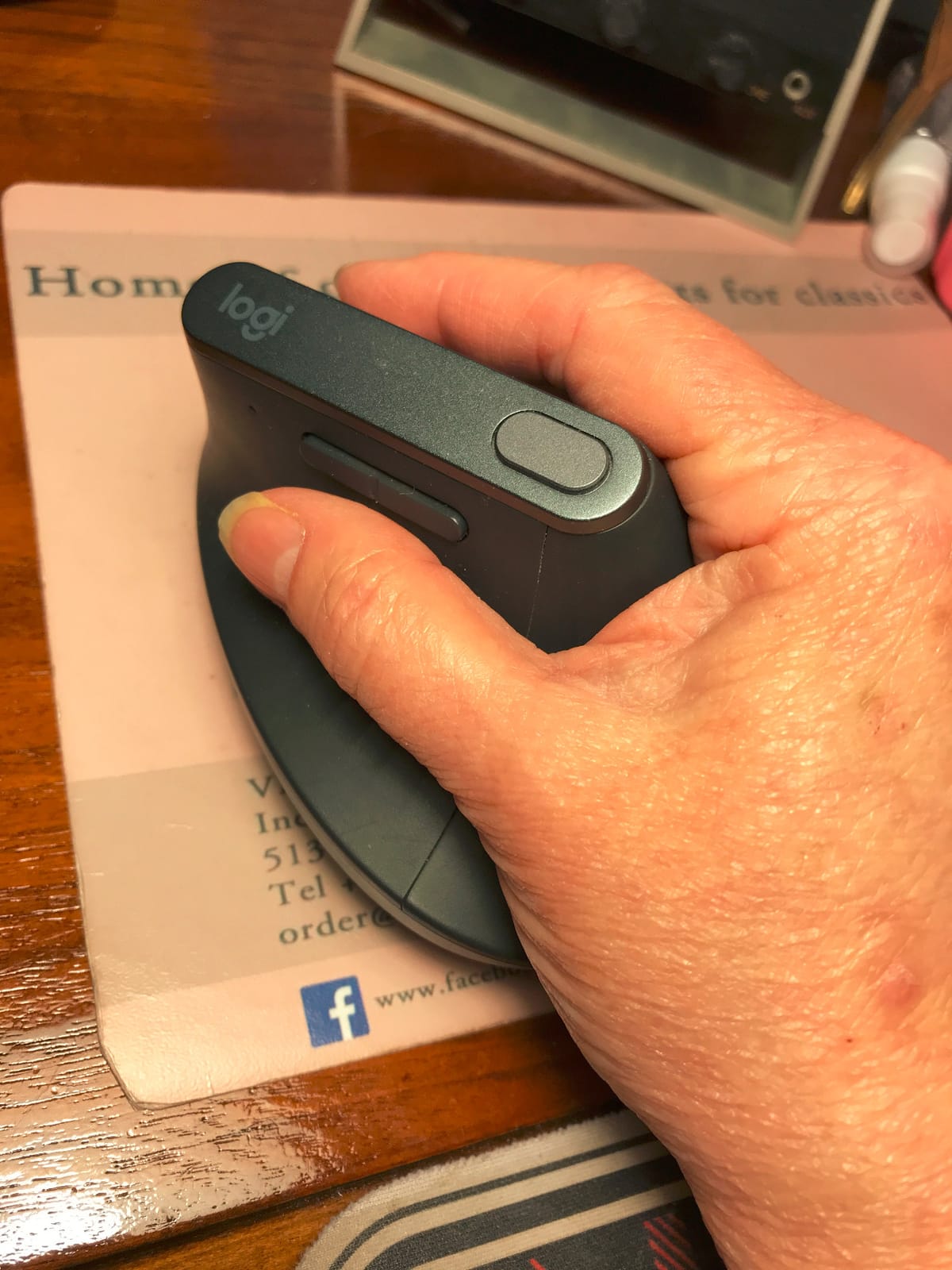 Logitech MX Vertical Wireless Mouse Ergonomic Design - Graphite customer photo 1