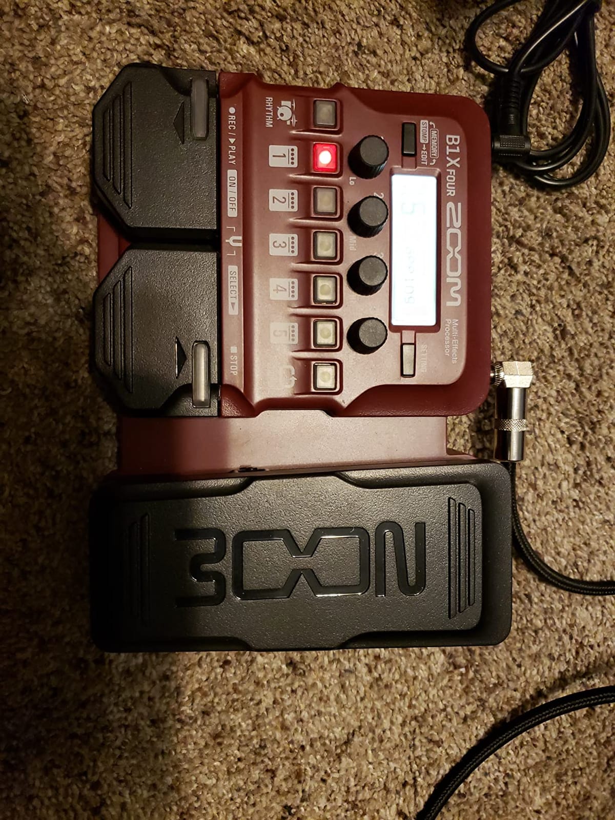 Zoom B1X Four Bass Multi-Effects with Expression Pedal & 70+ Effects customer photo 2