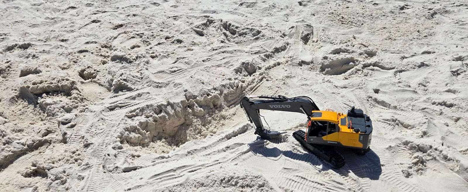 Double E Volvo 1:16 Scale Remote Control Excavator, 17 Channel 3-in-1 Construction Toy with Metal Shovel, Drill, Grab & Lights, 2.4GHz Full Function Digger for Outdoor Sandbox, Gift for Kids & Adults customer photo 1