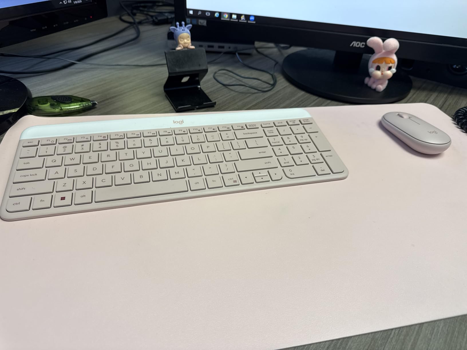 Logitech MK470 Slim Wireless Combo Compact Keyboard and Mouse - Graphite | Compact low-profile quiet keyboard, slim ambidextrous quiet mouse, ultra-thin, for small desk spaces, for Windows/ChromeOS customer photo 1