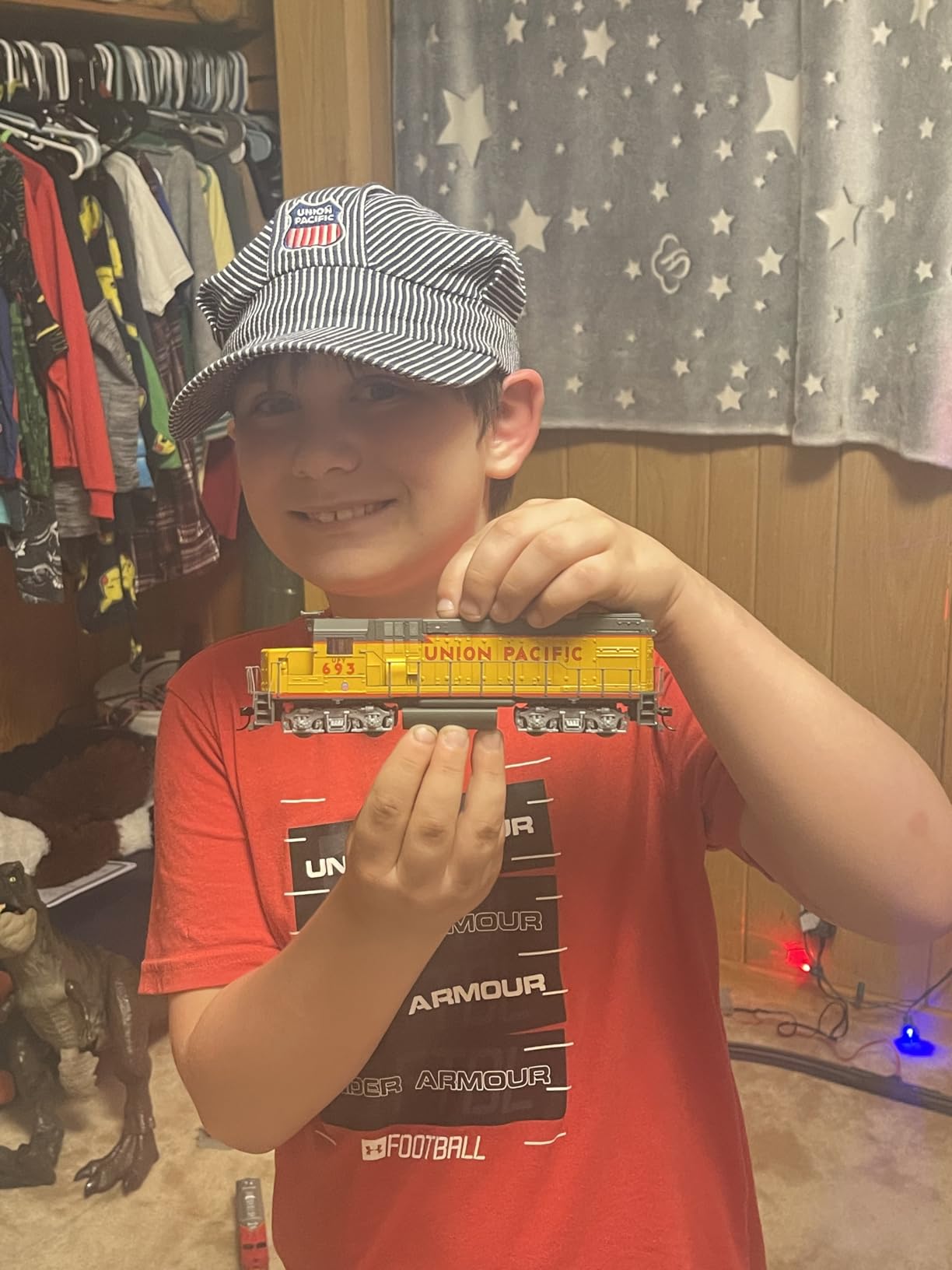 Walthers Trainline EMD GP15-1-Standard DC-Union Pacific(R) (Yellow, Gray, red) 931-2505 HO Scale Model Railroad - Locomotive Model customer photo 1